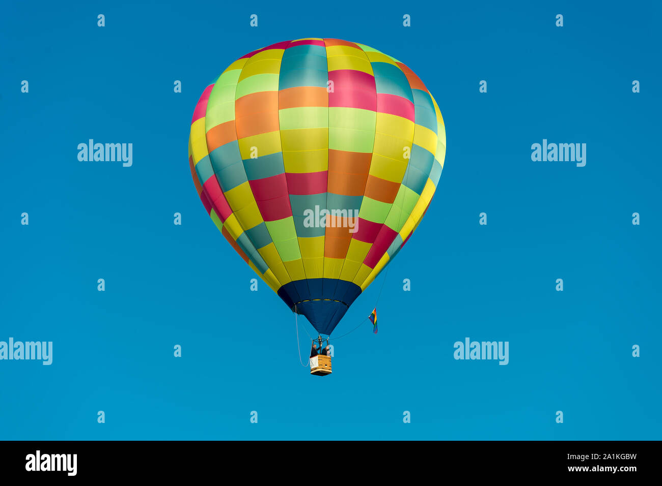 Ein bunter Heißluftballon schwebt in den blauen Himmel. Platz kopieren Stockfoto