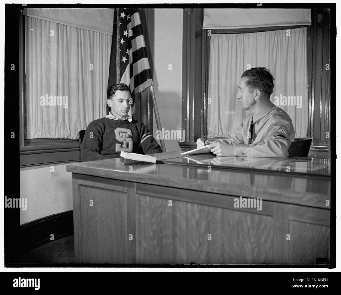 Neue Rekruten melden Sie bis Washington, D.C. Louis Benne, 19 Jahre alt, des Friedens, PA., von Sergeant Norman W. Morgan interviewt, am Schreibtisch Stockfoto Neue Rekruten melden Sie bis Washington, D.C. Louis Benne, 19 Jahre alt, des Friedens, PA., von Sergeant Norman W. Morgan interviewt, am Schreibtisch Stockfoto