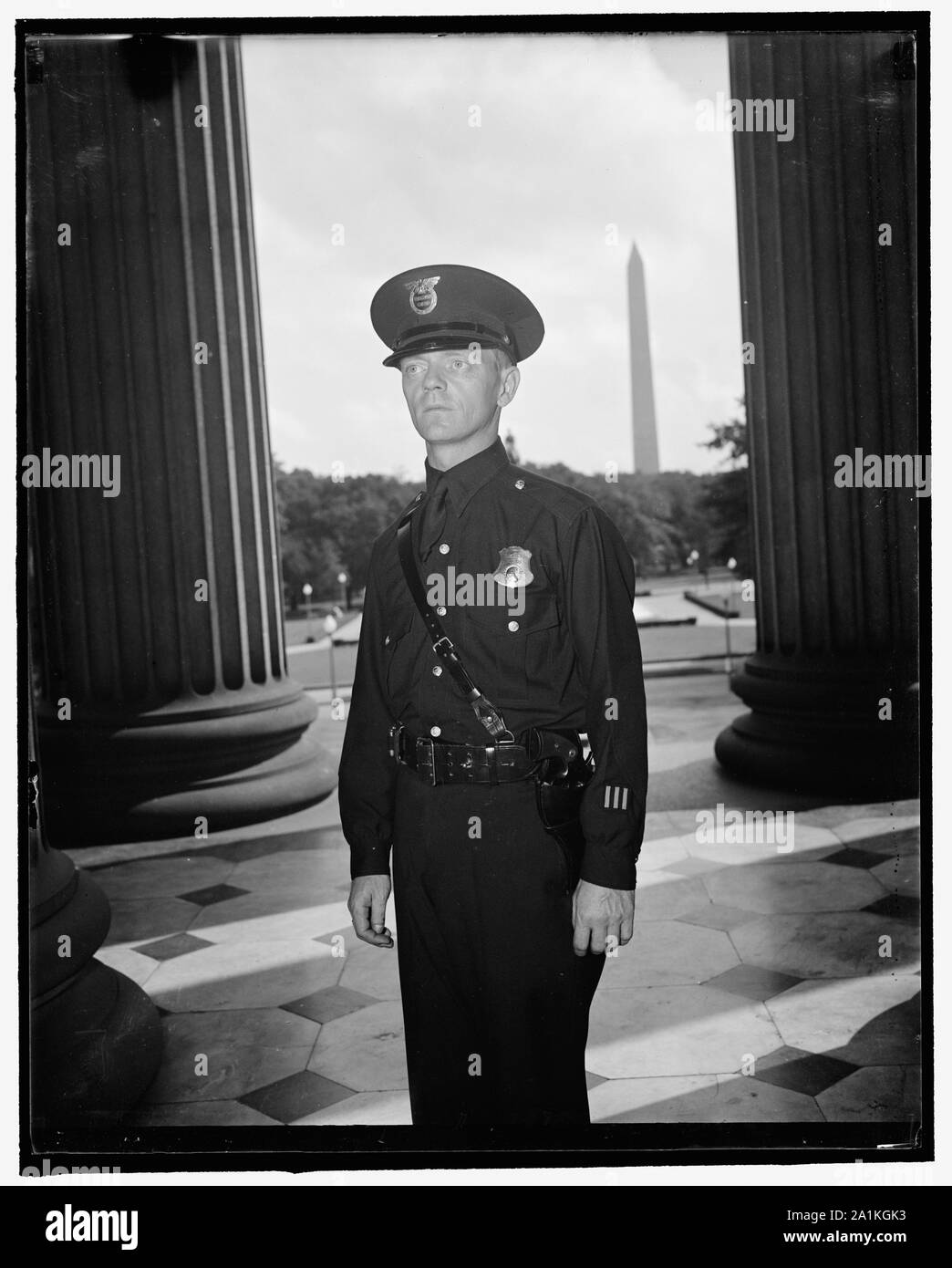 Neue Uniform für U.S. Treasury wachen. Washington, D.C., Aug 26. Ordentlich aber nicht bunt ist die Regelung der neuen Uniform der U.S. Treasury wachen. Blaues Hemd, blaue uniform Hose mit Sam Browne Riemen ersetzt die ungerade Hosen und Hemden mit den vielen Farben, die früher durch die Wachen getragen während auf Aufgabe. Eine ordentliche Kappe, nach dem Vorbild der, getragen von der New York Verkupfert, rundet das neue Outfit. Ausstattung die Männer mit neuen Standard Uniformen ist der erste Schritt von der US-Geheimdienst genommen, da sie die Aufsicht über die Wachen gegeben wurden. Harold Nelson, Schatzkammer Guard für drei Jahren, wird die Anzeige der Stockfoto Neue Uniform für U.S. Treasury wachen. Washington, D.C., Aug 26. Ordentlich aber nicht bunt ist die Regelung der neuen Uniform der U.S. Treasury wachen. Blaues Hemd, blaue uniform Hose mit Sam Browne Riemen ersetzt die ungerade Hosen und Hemden mit den vielen Farben, die früher durch die Wachen getragen während auf Aufgabe. Eine ordentliche Kappe, nach dem Vorbild der, getragen von der New York Verkupfert, rundet das neue Outfit. Ausstattung die Männer mit neuen Standard Uniformen ist der erste Schritt von der US-Geheimdienst genommen, da sie die Aufsicht über die Wachen gegeben wurden. Harold Nelson, Schatzkammer Guard für drei Jahren, wird die Anzeige der Stockfoto
