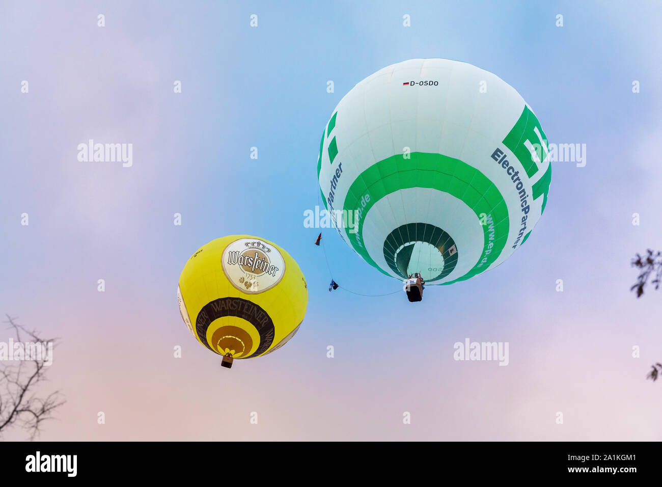 Rüthen, NRW/Deutschland - 2. September 2019: Warsteins internationale montgolfiade ist die Veranstaltung mit Heißluftballons. Zwei verschiedene Ba Stockfoto
