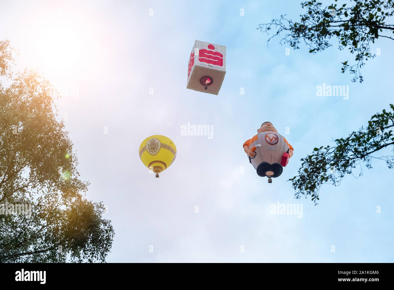 Rüthen, NRW/Deutschland - 2. September 2019: Warsteins internationale montgolfiade ist die Veranstaltung mit Heißluftballons. Drei verschiedene Stockfoto