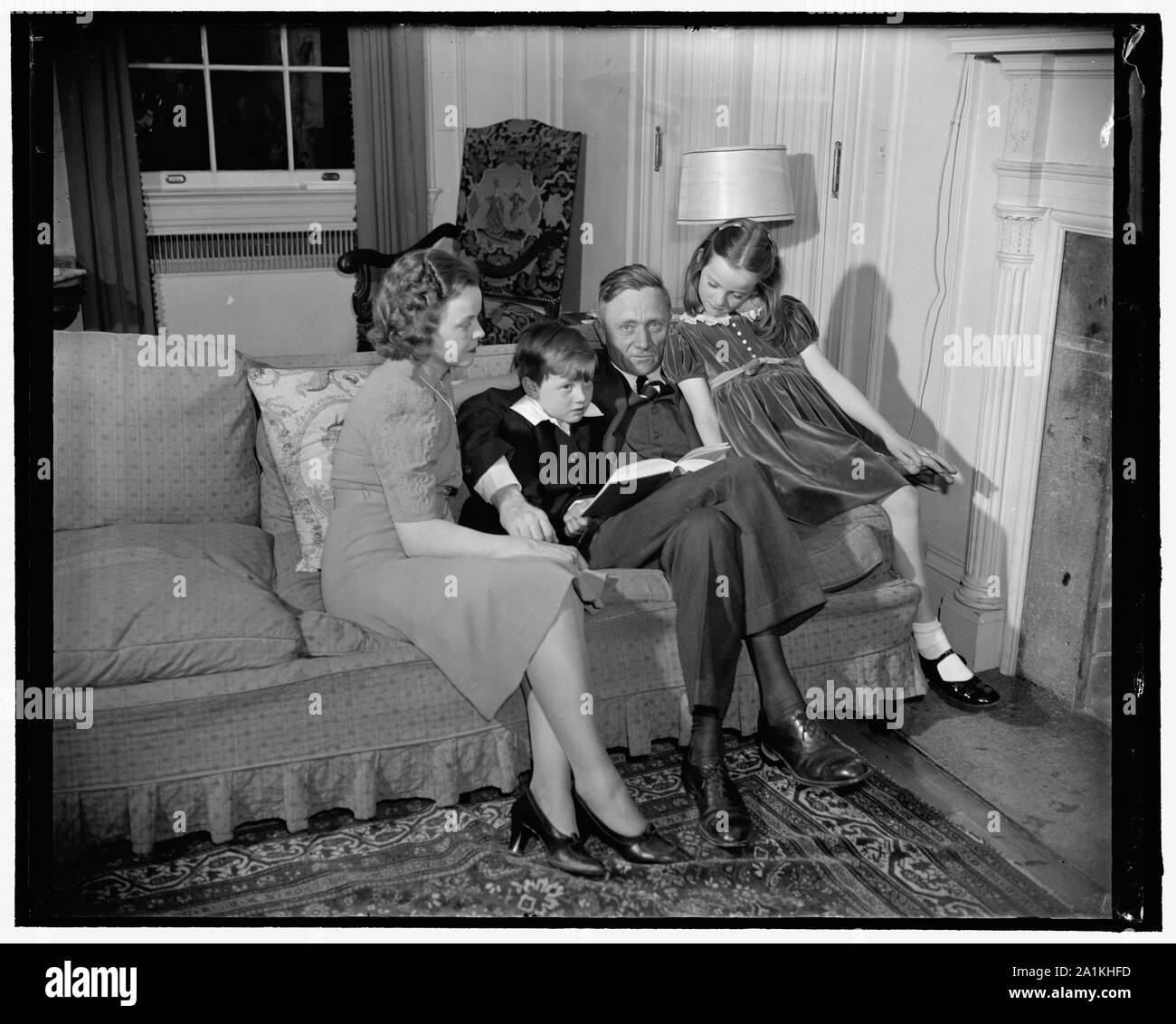 Neueste Oberste Gericht beauftragter und Familie. Washington, D.C., den 20. März. Mrs William Douglas, William, Jr., William sen., und Tochter Mildred Rätsel zu Hause heute abend, wie sie für Fotos gestellt, nach einem erlebnisreichen Tag in der Aufregung an der SEK, wenn der Präsident kündigte Herr Douglas als seine neuesten Beauftragter der Supreme Court Richter Brandeis gelingt, zurückgetreten. 3-20-39 Stockfoto