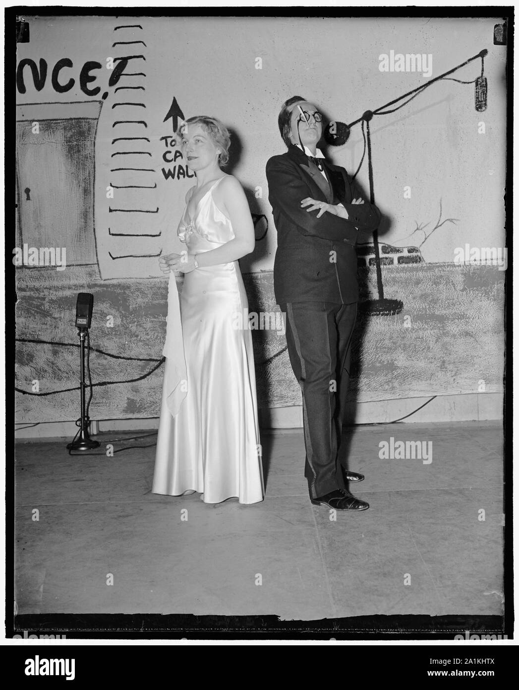 News Mädchen poke Spaß bei der Verwaltung bei der jährlichen stunt Partei. Washington, D.C., 14. Des Spaßes an der Verwaltung ist das Thema der Satire "schöne Arbeit wenn ich es erhalten kann", "die Mitglieder der Women's National Press Club wird an Ihrer jährlichen Abendessen und Stunt party Bühne Samstag Nacht, März 5. Frau Roosevelt und die Damen der Beamten werden die Gäste auf der Party werden. Auf diesem Foto, hoffe Miller von der Washington Post, als Miss Lotta Geschäft; und Ford Esther Tufty, (rechts) von der Michigan drücken Sie, unter Berücksichtigung der zu Franklin Delayno, spielen wichtige Teile in dem Sketch Stockfoto