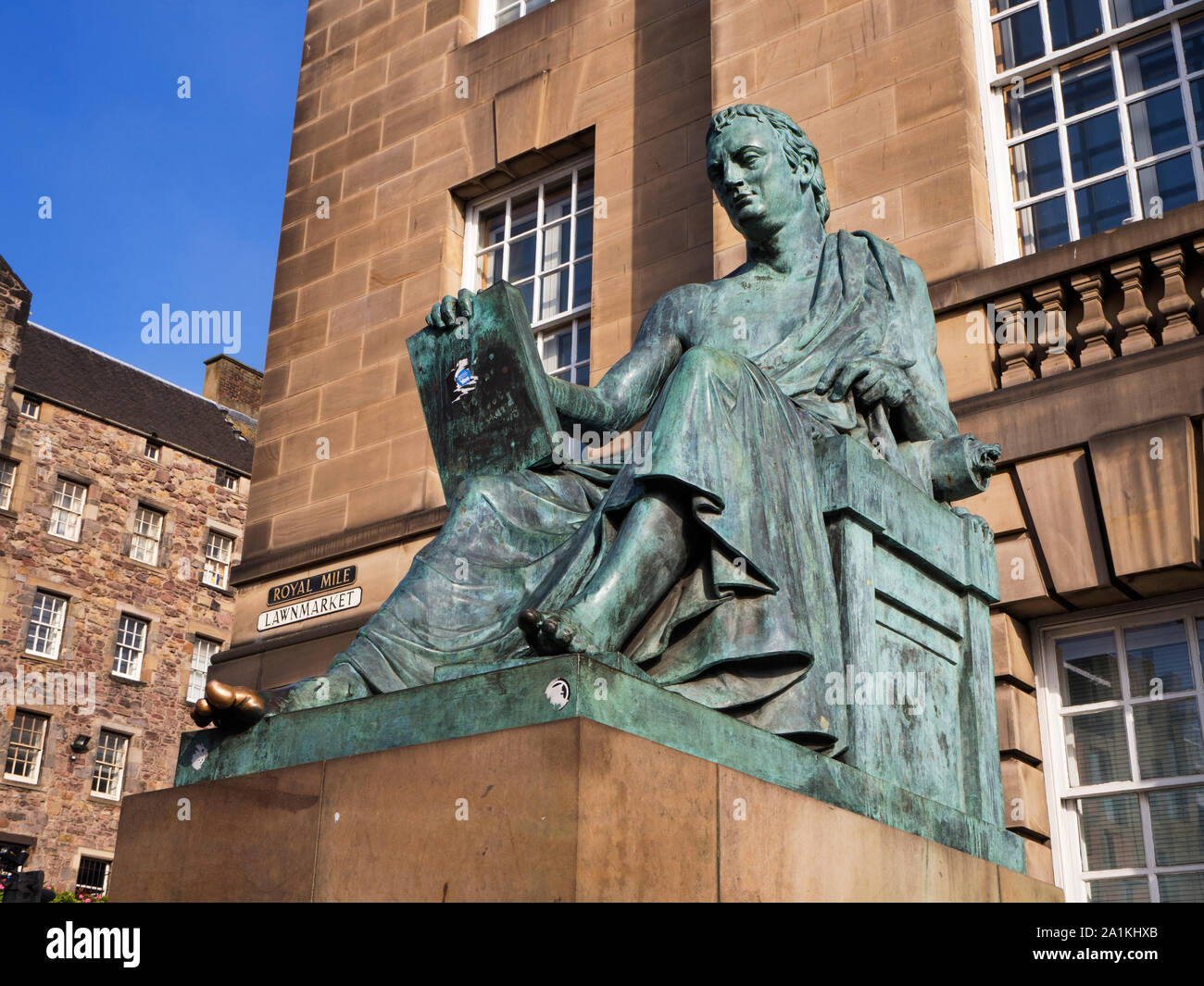 Statue des Philosophen David Hume am Lawnmarket der Royal Mile in Edinburgh Schottland Stockfoto