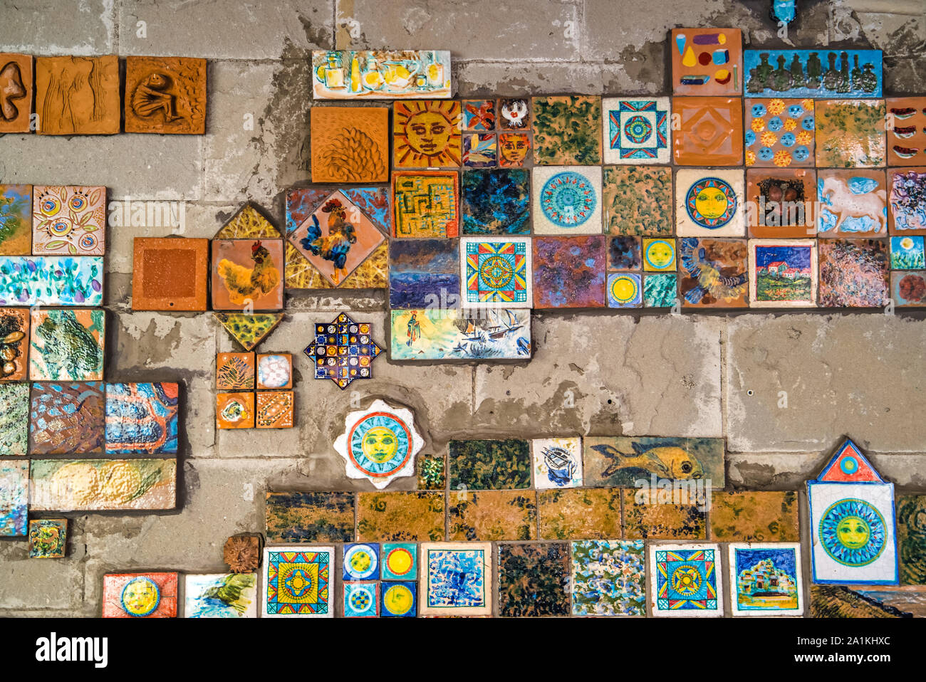 Riomaggiore, Cinque Terre, Italien - 17. August 2019: Dekoration von Miniatur geprägten Kacheln mit Farbe Muster für Folk Motive. Bild der Fische, Möwen, Stockfoto