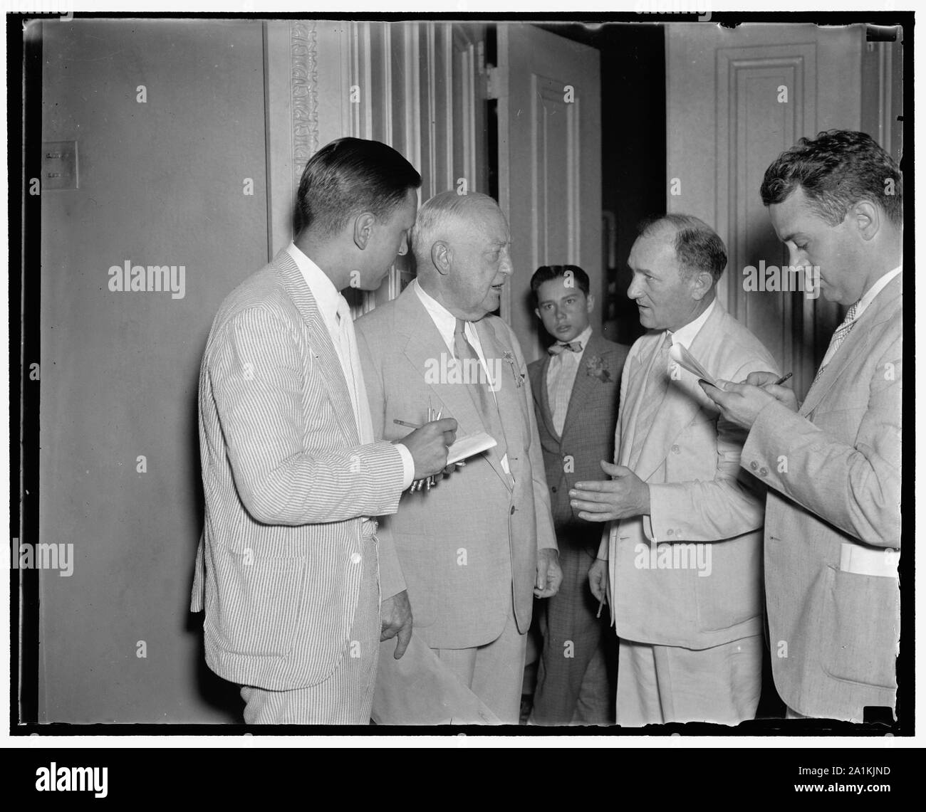 Journalisten quiz Snell auf Verkauf von Demo [...] Handbücher. Washington, D.C., Aug 12. Reporter waren wa [...] für Hausminoritätführer Bertrand Snell eine [...] Links der Hausordnung Ausschuss heute aufgeladen werden, bevor der Ausschuss, dass die [...] Bücher über die Democratic National Convention [...] beschämend und demoralisierenden politischen Rao [...] Er auch dem Ausschuss mitgeteilt, dass $ 18.000.000 Collectible unter Bundesgesetz für die Sa war [...] Snell ist der Zweite von links, 8/12/37 Stockfoto