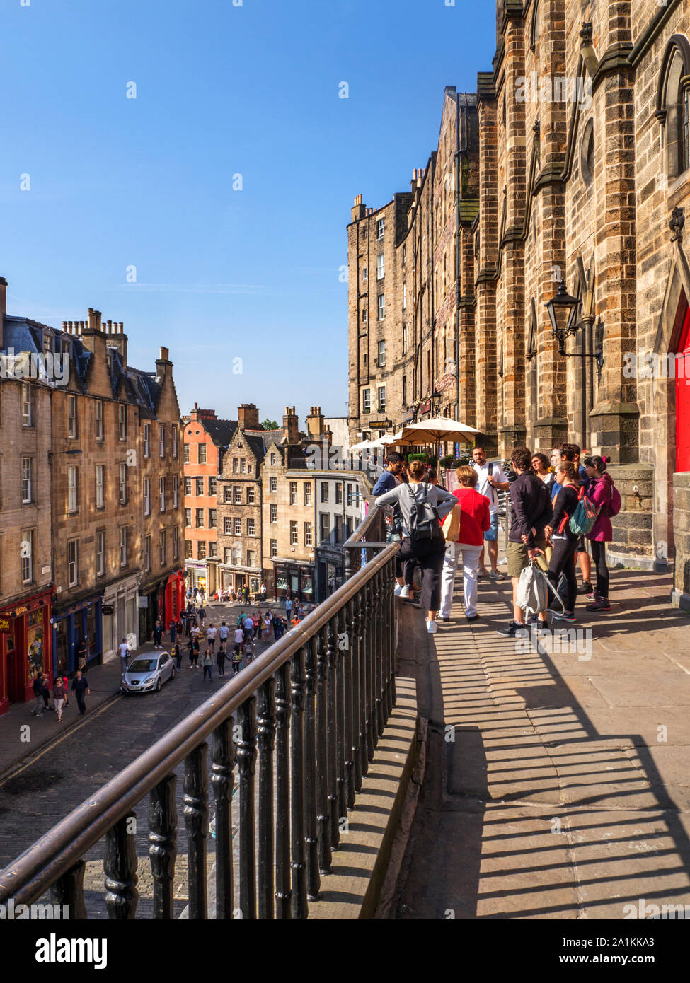 Reisegruppe auf der oberen Fahrbahn in der Victoria Street in der Altstadt Edinburgh Schottland Stockfoto