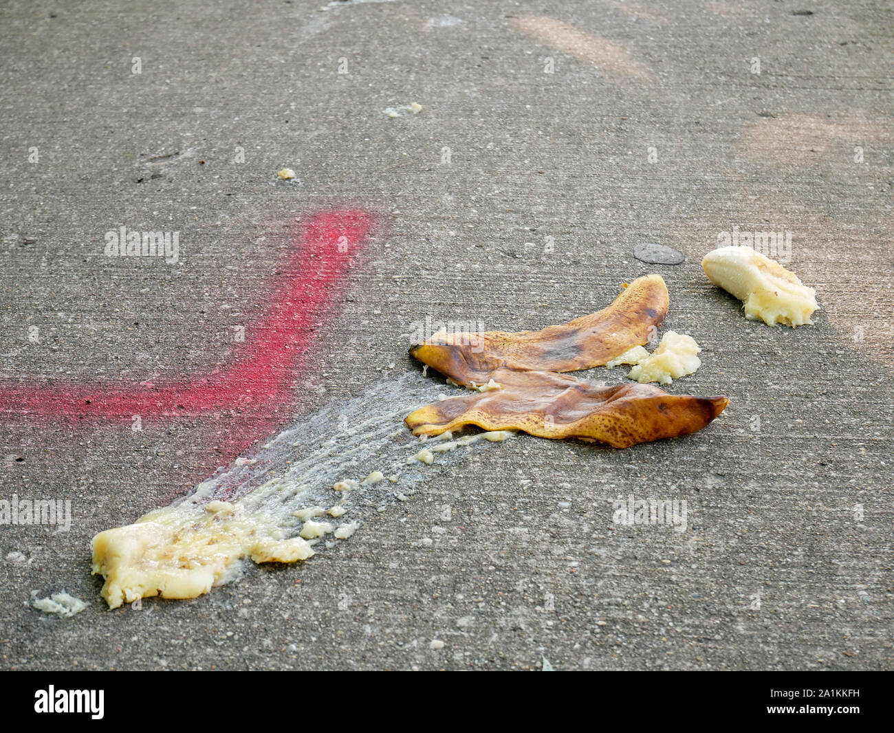 Banane schälen auf Bürgersteig, somone offenbar rutschte auf. Stockfoto