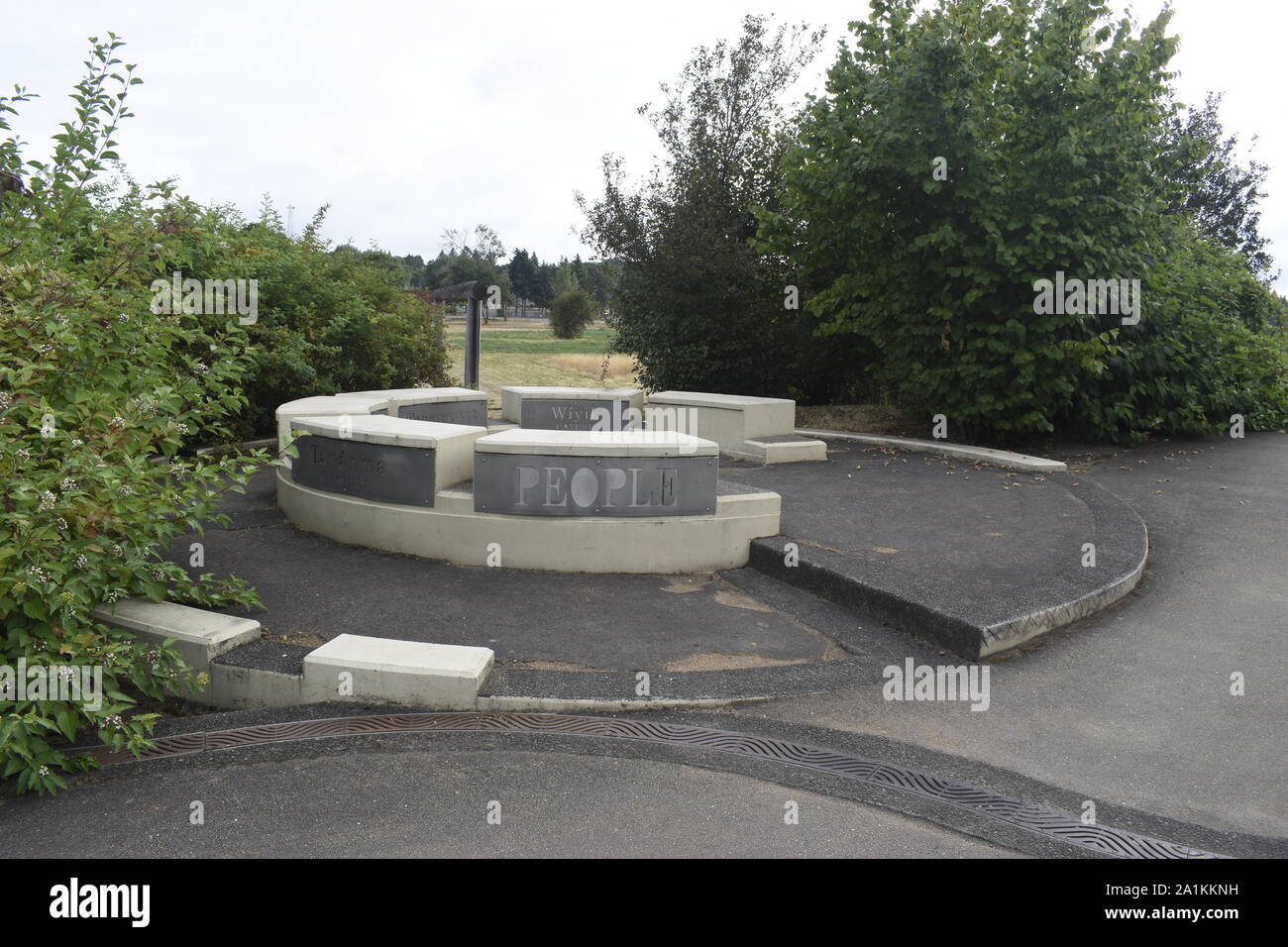 Das Dorf überblicken auf der Vancouver Land Bridge zeigt tribal Name für Menschen in verschiedenen Sprachen. Stockfoto