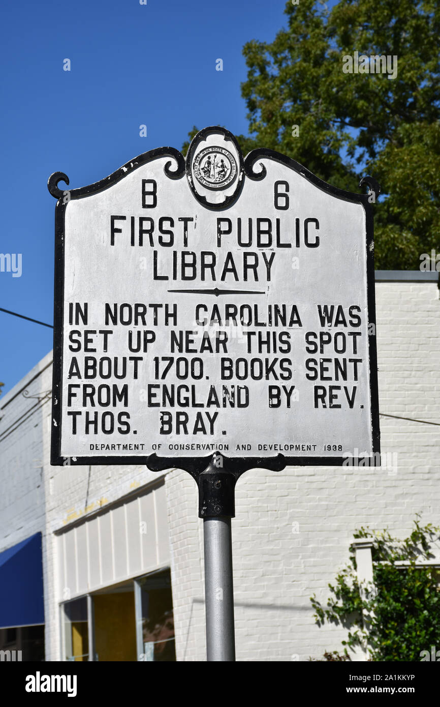 Eine historische Markierung, die zeigen, wo die erste öffentliche Bibliothek in Nord-Carolina gelegen war. Stockfoto