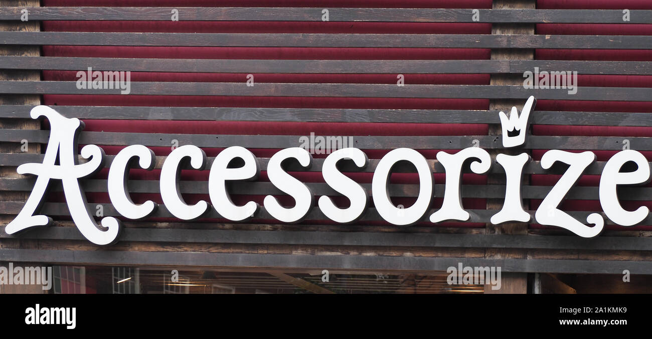 LONDON, GROSSBRITANNIEN - ca. September 2019: Schild Accessorize Stockfoto