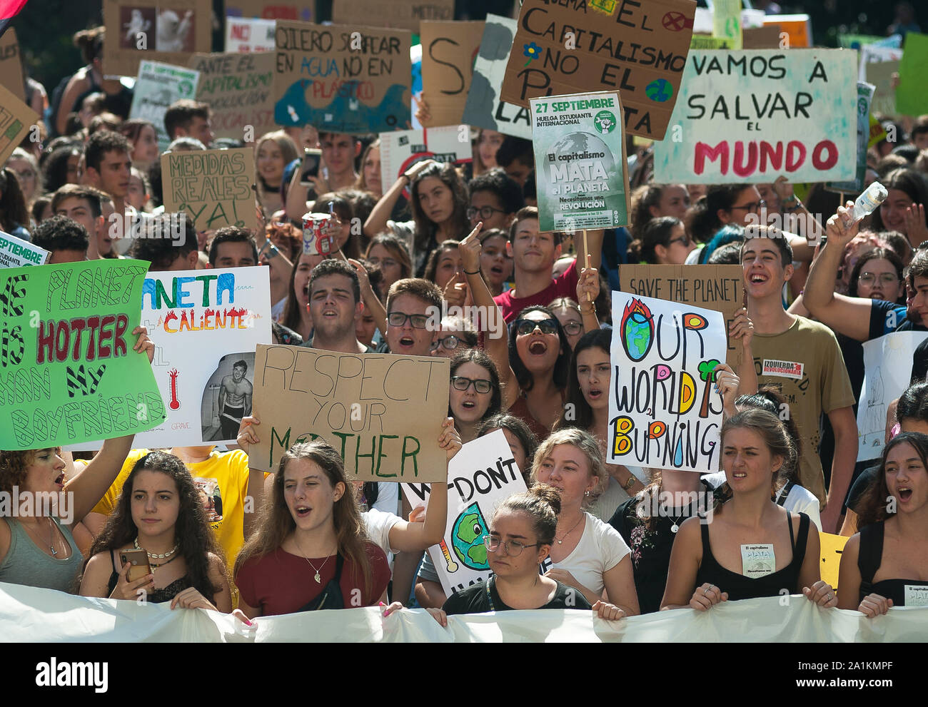 Studenten halten Plakate während des Protestes. Die internationale Bewegung "Freitags für Zukunft", die von der Schwedischen jungen Studenten aktivisten und Umweltschützer Greta Thunberg geleitet und "Allianz für den Klimaschutz not" verlangen die dringende Maßnahmen zur Bekämpfung des Klimawandels. Stockfoto