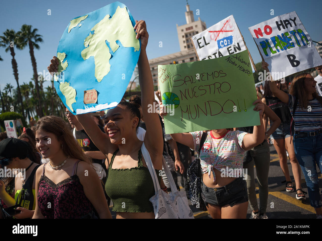 Studenten halten Plakate hoch, während der März. Der internationalen Bewegung "Freitags für Zukunft", die von der Schwedischen jungen Studenten aktivisten und Umweltschützer Greta Thunberg geleitet und "Allianz für den Klimaschutz not" verlangen die dringende Maßnahmen zur Bekämpfung des Klimawandels. Stockfoto