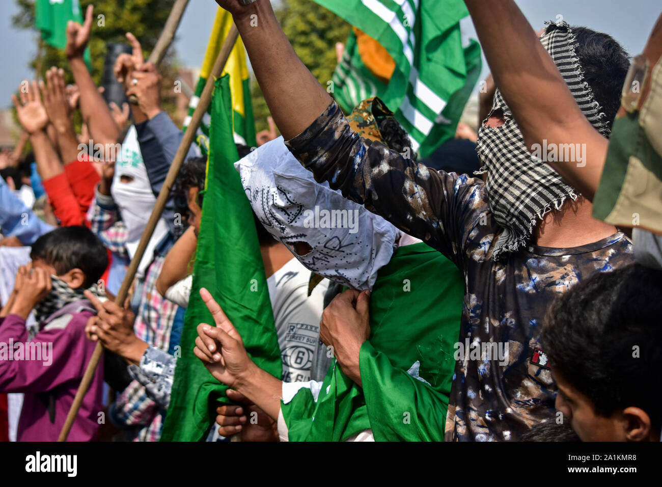 Die Demonstranten setzen Gesten während der Demonstration. eine Rallye wurde in Srinagar Stadt bald nach dem Freitagsgebet folgende die Verschrottung von Artikel 370 durch die zentrale Regierung, die besonderen Status in Jammu und Kaschmir Zuschüsse statt. Stockfoto