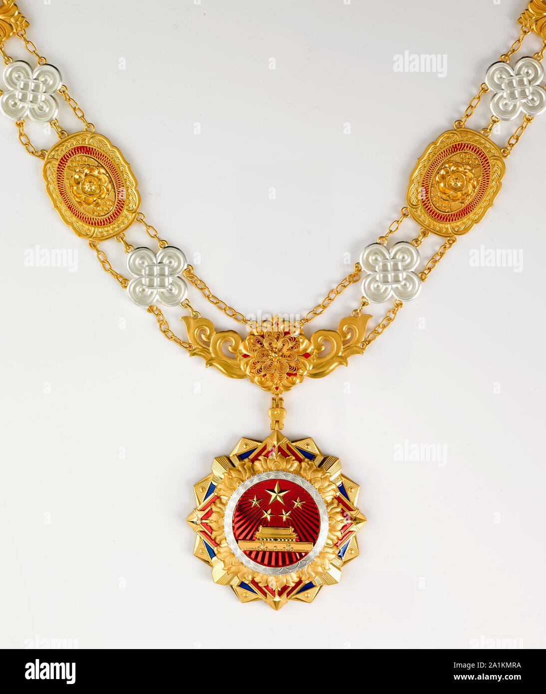 (190927)-BEIJING, Sept. 27, 2019 (Xinhua) - Undatiert Foto zeigt die Medaille für Empfänger von nationalen Ehrentitel. Eine Zeremonie, die nationalen Medaillen und Ehrentitel, um die Preisträger zu gewähren, wird in der Großen Halle des Volkes um 10 Uhr Sonntag abgehalten werden. (Xinhua) Stockfoto