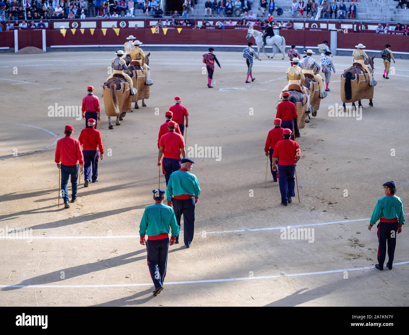 MADRID, Spanien - 22. SEPTEMBER 2019: Start einer Corrida (Paseíllo). Männer im alten Stil andalusische Kostüme auf der Plaza de Toros (stierkampfarena) de Las Ventas Stockfoto