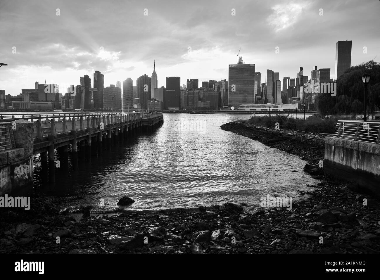 Die Piers an der Gantry State Park über den East River und schönen Blick auf Midtown Manhattan Stockfoto