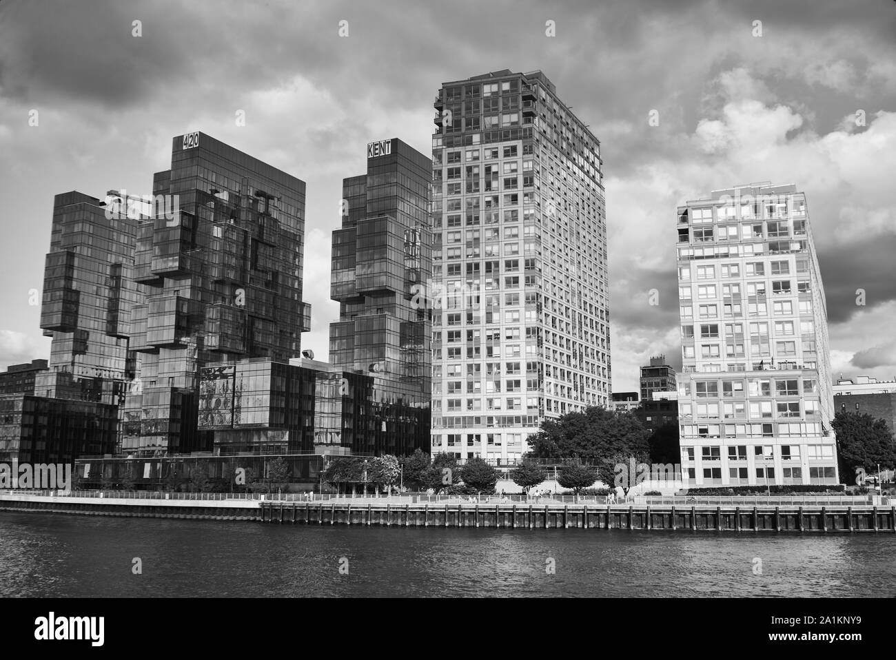 Luxus Mietwagen Gebäude über den East River in Williamsburg, Brooklyn, NYC Stockfoto