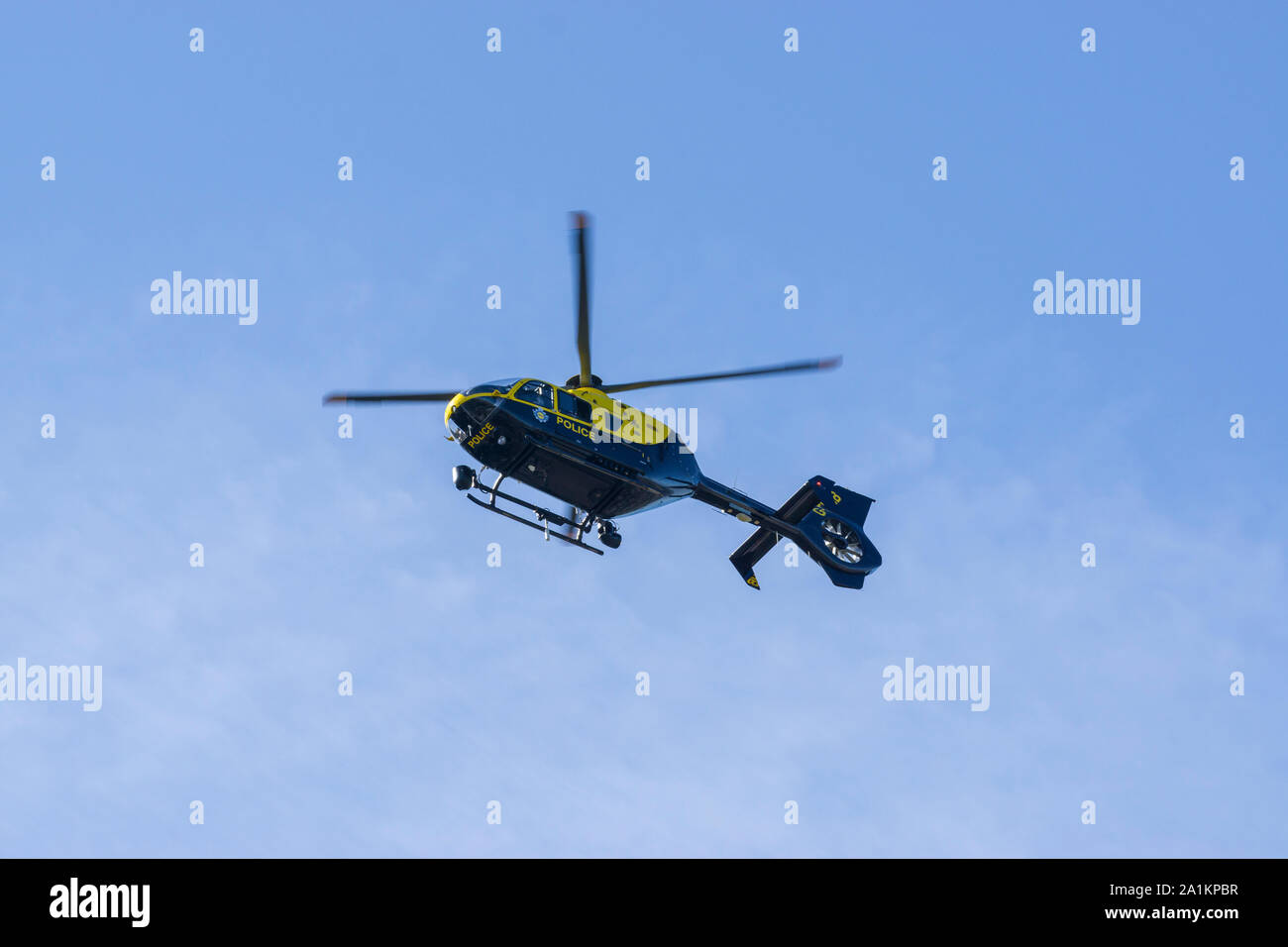 Polizei Hubschrauber bei der Suche nach vermissten Person Stockfoto