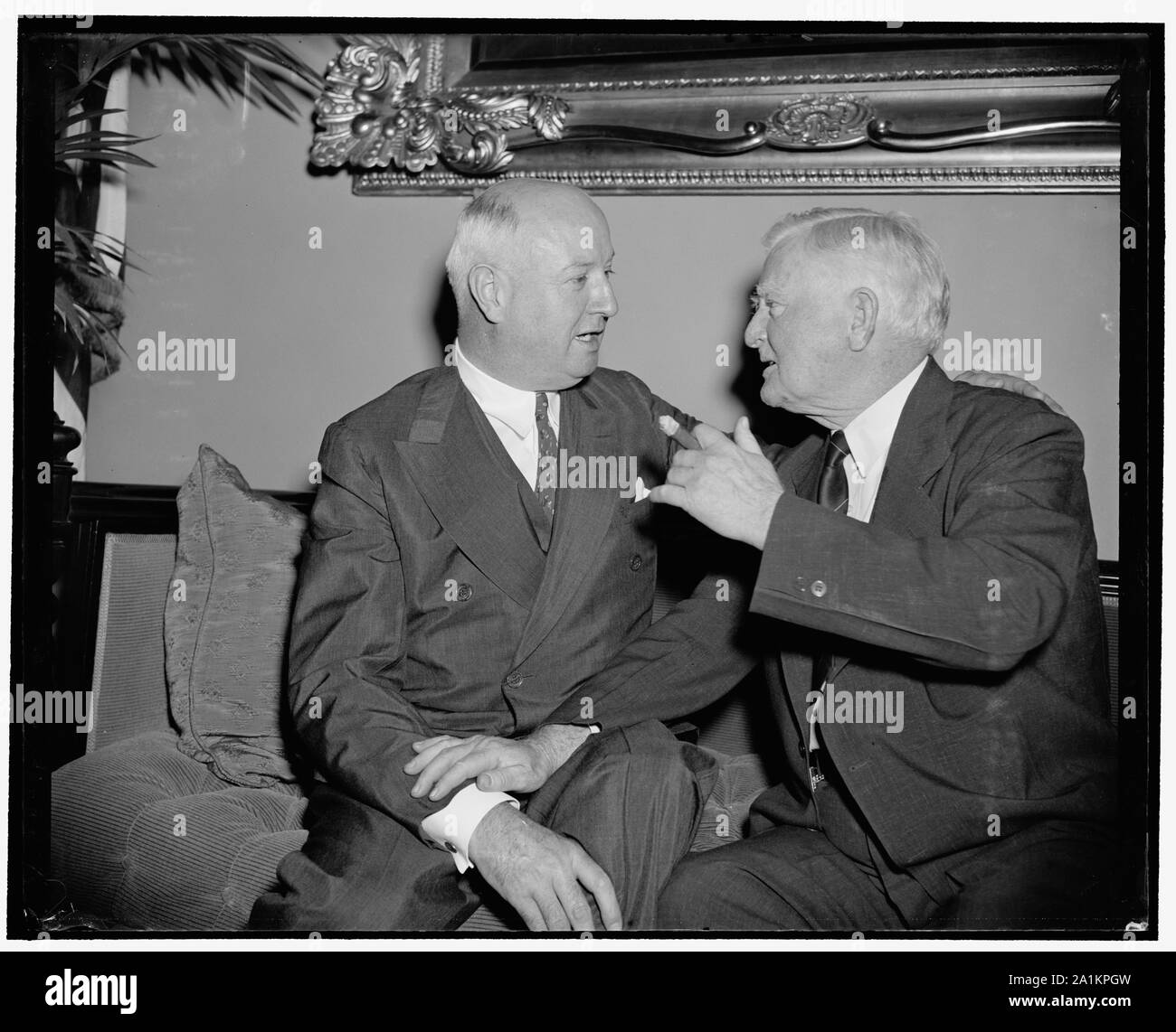 Keine rift hier. Washington, D.C., Juli 6. Es war Jack und Kim heute als Vice President Garner und PMG James A. Farley, Vorsitzender des Democratic National Committee, hatten sich zu dem Capitol. Das Paar waren so eng befreundet wie Turteltauben trotz der Tatsache, dass die V.p. sagte, ist auf der Außenseite so weit wie Präsident Roosevelts Neigungen werden Stockfoto