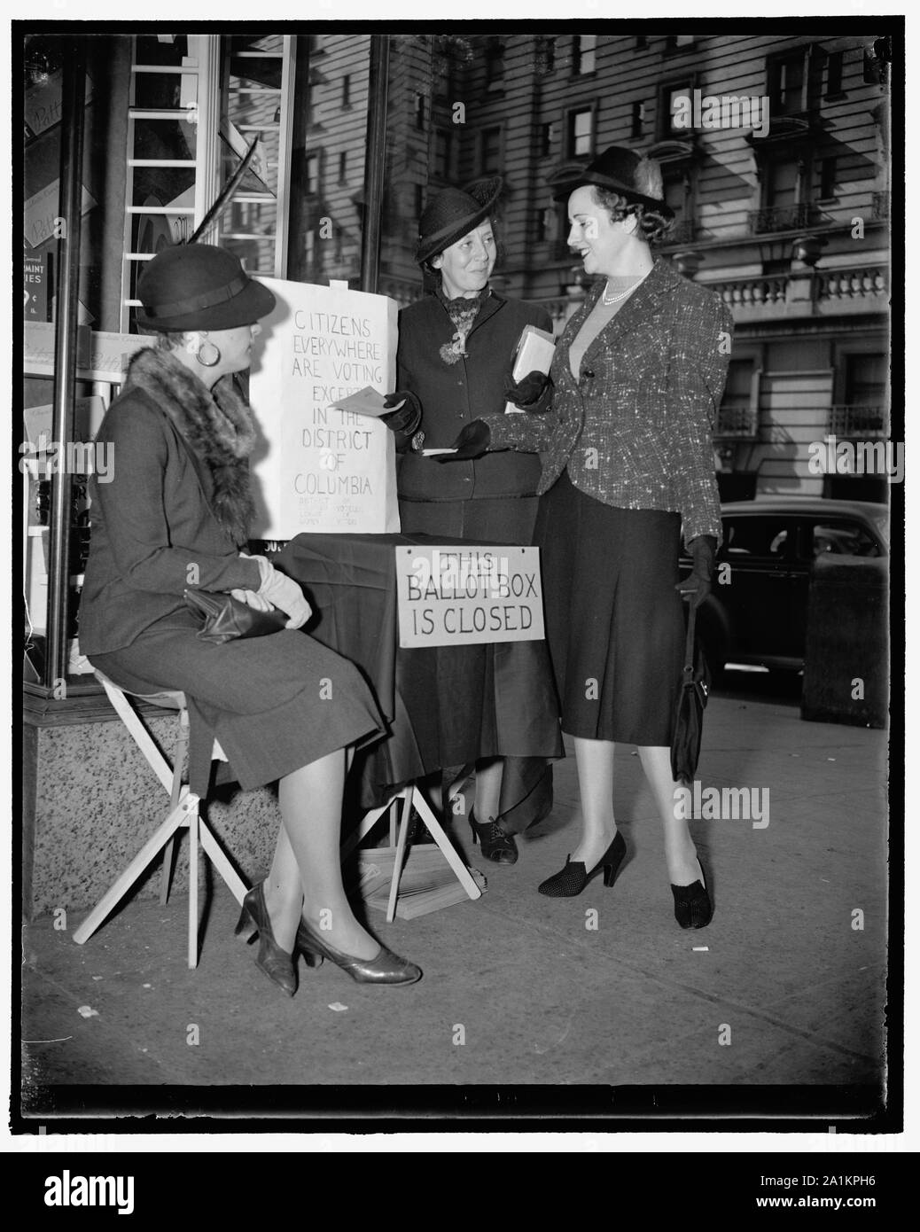 Keine Stimme. D.C. Wahlurnen drapiert in Schwarz. Washington, D.C., 8. Tag der Wahl war nur ein anderer Tag für voteless Distrikt von Columbia. Zu beeindrucken auf Washingtonians was Sie sind fehlende Urnen in Schwarz drapierte Orte auf der belebtesten Ecken der Innenstadt von Waren. Mitglieder des Bezirks Liga der weiblichen Wähler nahmen an der Felder aber statt der stimmen Sie ausgeteilt, Informationen darüber, was es bedeutet, die Bürger von Washington nicht in der Lage zu sein, zu stimmen. Zur rechten sehen wir -- Frau Linke. Karl Bradford, Frau R. Shull, und Frau Henry Chalmers, 11/8/38 Stockfoto