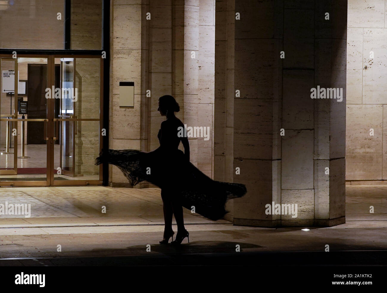 Eine Frau in einem Abendkleid twirls während Sie außen an der 8. jährlichen New York City Ballet Herbstmode Gala an David H. Koch Theater im Lincoln Center am Donnerstag, 26. September 2019 in New York City fotografiert. Foto von John angelillo/UPI Stockfoto
