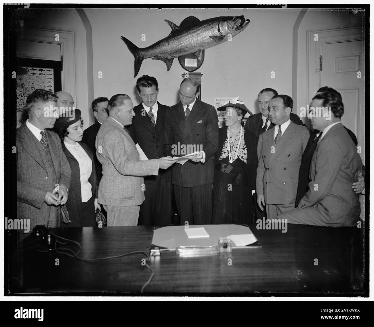 North American demokratische Ungarische Föderation. Von Links nach Rechts, Rep. Jerry O'Connell; Frau Joe Kuss; William Schick; Herr Kiss; Pfarrer Imre Kovacs; James Roosevelt; Rep. Caroline O'Day; John M. Kaffee; Joseph Brownfield; Irwing Eisner; Rep. John T. Bernard, 5/10/38 Stockfoto