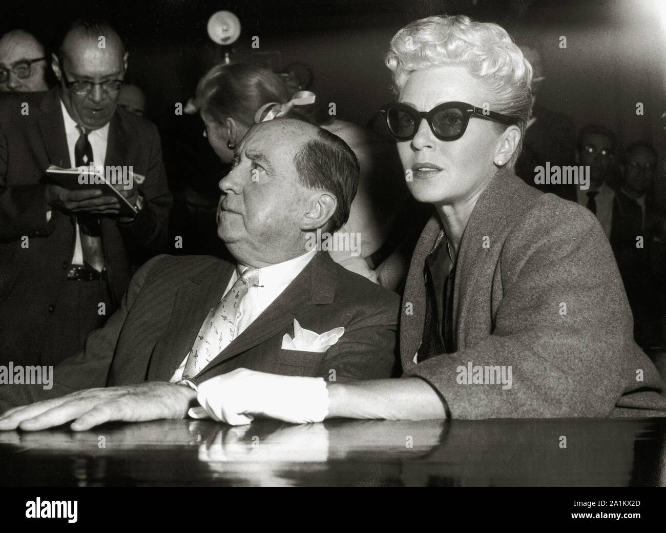 Lana Turner und Rechtsanwalt Jerry Geisler am Johnny Stompanato Mordversuch (1958) Datei Referenz #33848-750 THA Stockfoto