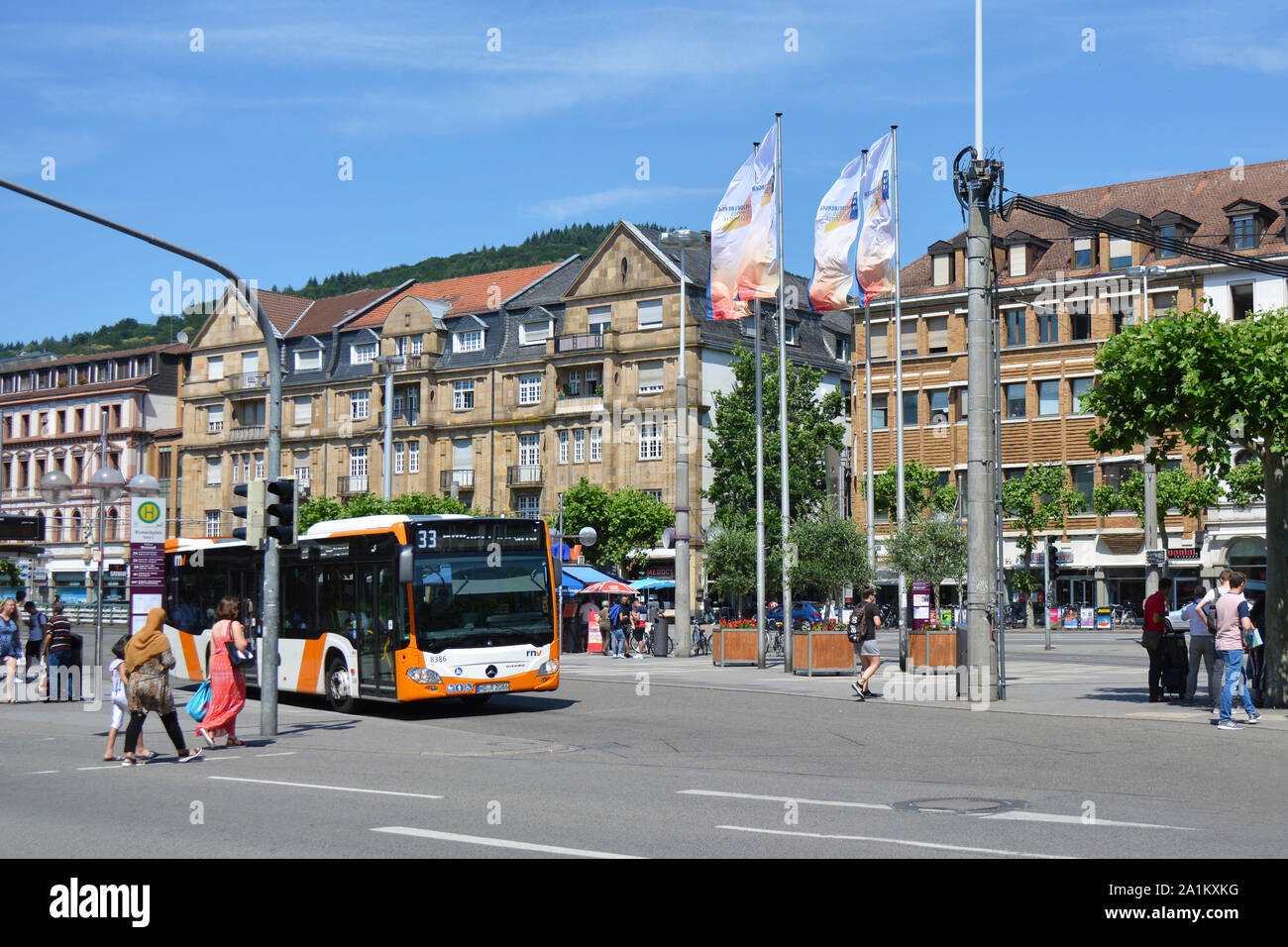 Heidelberg, Deutschland - Juni 2019: Bus im Zentrum "Bismarkplatz' mit Stadt Eisenbahnknotenpunkt mit Menschen an einem sonnigen Tag Stockfoto