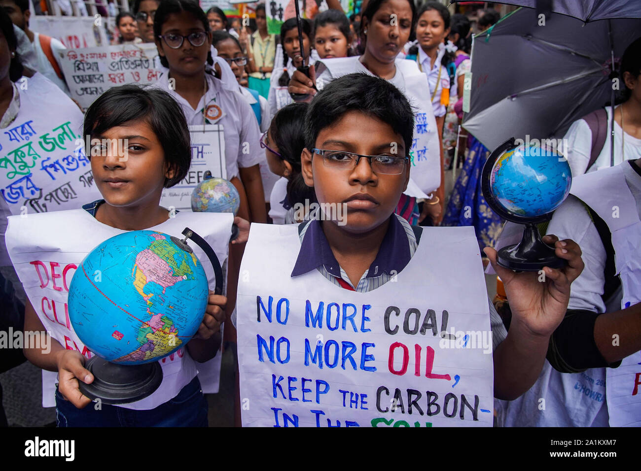 August 29, 2019: Kolkata, Indien. 27. September 2019. Schüler und Erwachsene nehmen an einem Klima strike Rally in Kalkutta gegen Regierungen €™ Untätigkeit gegen den Klimawandel zu protestieren. Demonstranten trugen verschiedene Poster zum Klimawandel und Klimagerechtigkeit wie "Wie können sie es wagen", die durch die 16-jährige Schwedische kind Aktivistin Greta Thunberg und ihre Rede auf dem UN-Gipfel in New York inspiriert wurde. Die Rallye in Kalkutta ist Teil einer globalen Klima Streik anspruchsvolle Klima der Gerechtigkeit und fordert die Staats- und Regierungschefs dringend Maßnahmen eine Umweltkatastrophe (Credit Bild zu stoppen Stockfoto