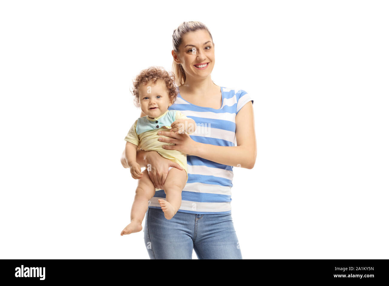 Junge Mutter mit einem Baby und lächelnd auf weißem Hintergrund Stockfoto