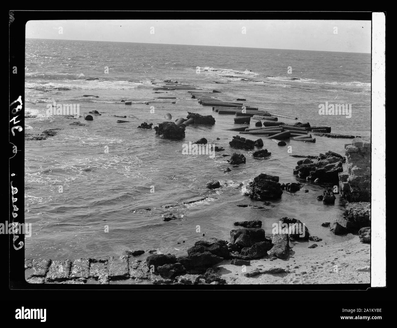 Nördliche Aussicht. Cäsarea. Sea-front. Kerben der semi-versunkenen römischen Säulen Stockfoto