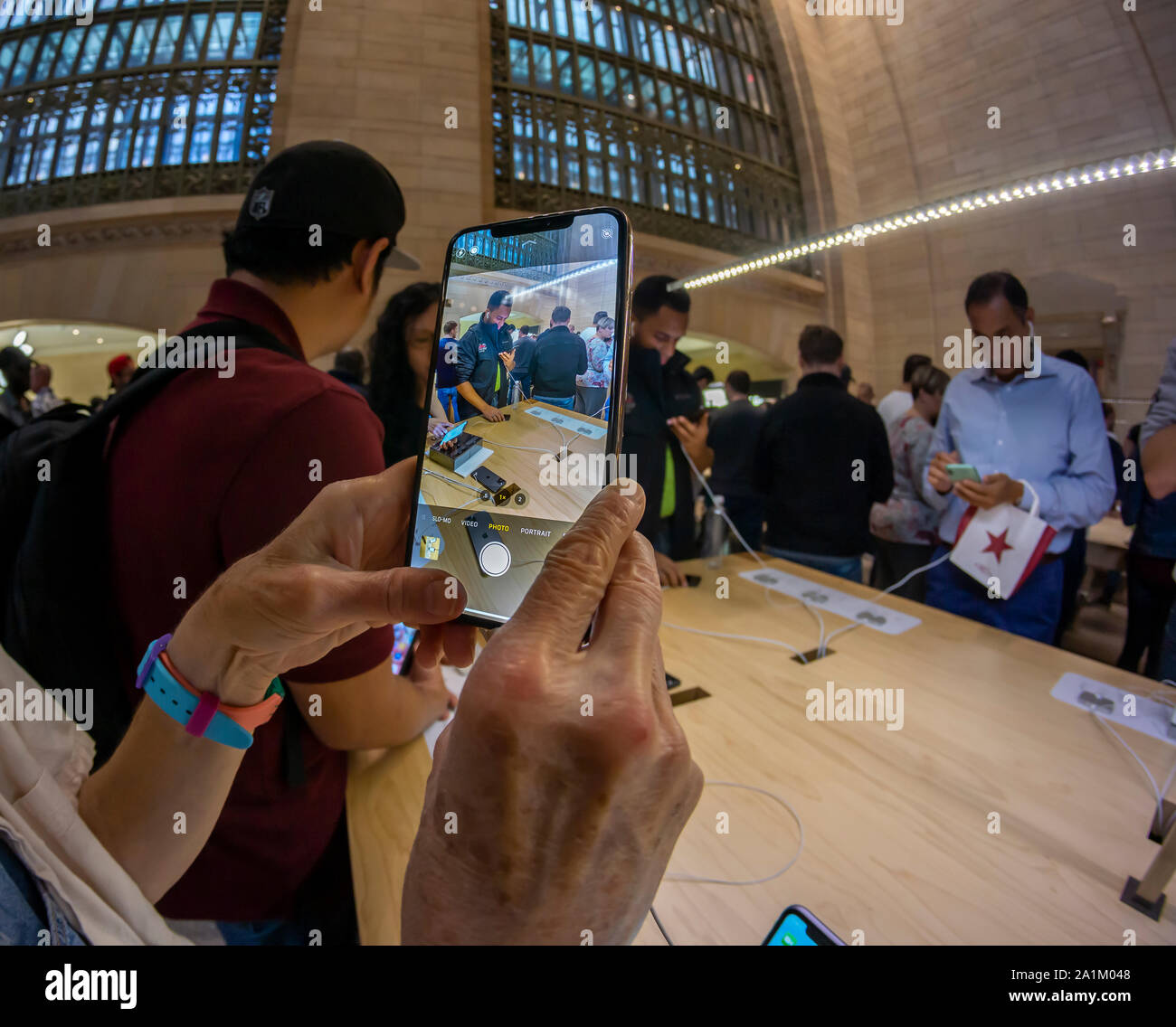 Ein Kunde im Apple Store im Grand Central Terminal in New York verwendet die Kamera in ein neues iPhone 11 Pro Max am Freitag, September 20, 2019, der erste Tag sie in den Verkauf ging. Die neuen Telefone, das iPhone 11, iPhone 11 Pro und das iPhone 11 Max, erwartete von sabbern iPhone Liebhaber, Verkaufen zwischen $ 699 und $ 1449 abhängig vom Modell und der Wahlen. (© Richard B. Levine) Stockfoto