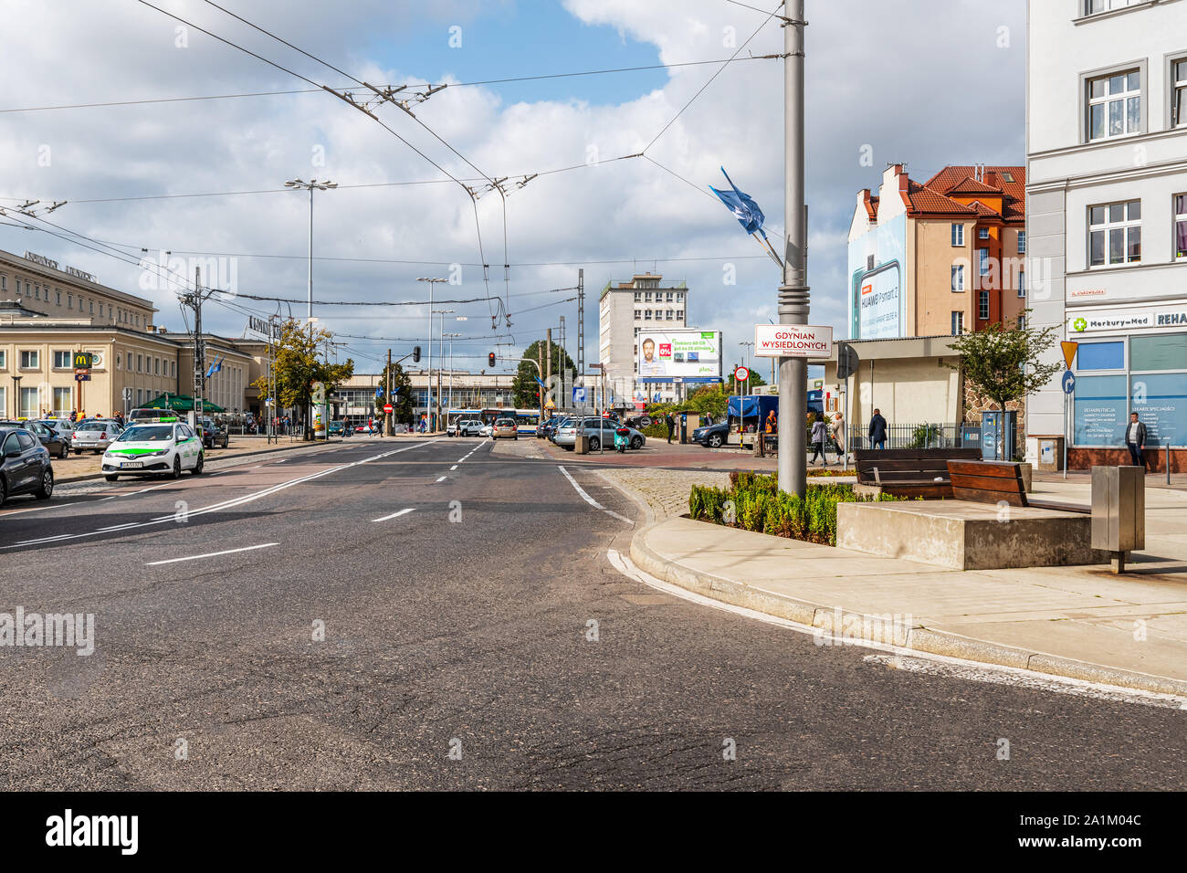 Gdynia, Polen - September 16, 2019: Blick auf der Straße vor dem Hauptbahnhof in Gdynia, Polen. Stockfoto