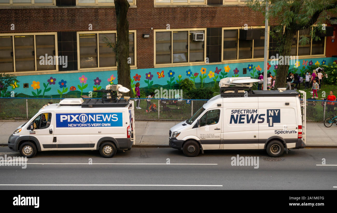 Spektrum News NY1 und WPIX news Vans im New Yorker Stadtteil Chelsea am Mittwoch, September 18, 2019. (© Richard B. Levine) Stockfoto