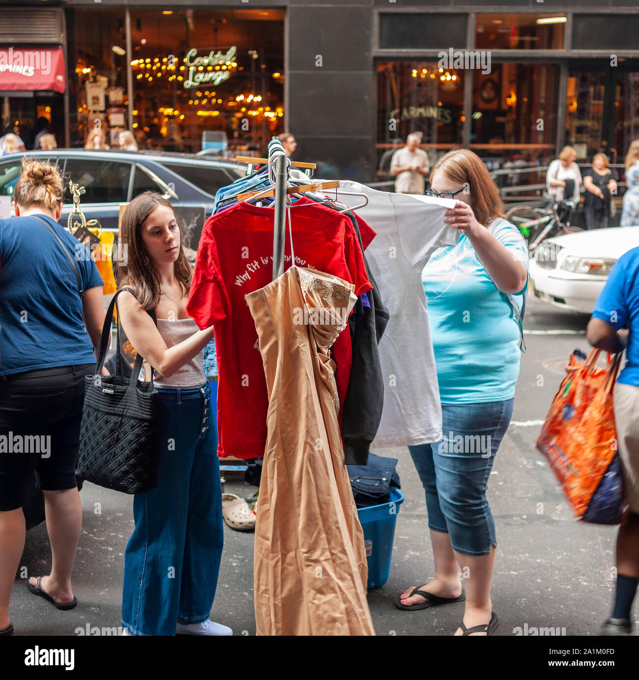 Tausende von Fans des Broadway Gast der 33. jährlichen Broadway Flohmarkt & Grand-Auktion in New York über Gießen und Erinnerungsstücke aus dem Erwerb von Vintage Original-theaterplakaten, ein-von-ein-freundliche Requisiten in New York am Sonntag, 22. September 2019. Über 50 Tabellen vom Broadway Shows und Theater verwandte Institutionen und Unternehmen in den Straßen rund um das Shubert Alley, ihre Broadway besetzen ähnliche Waren und Autogramme. Die Messe ist eine Spendenkampagne für die Broadway Cares/Equity Fights Aids Charity. (© Richard B. Levine) Stockfoto