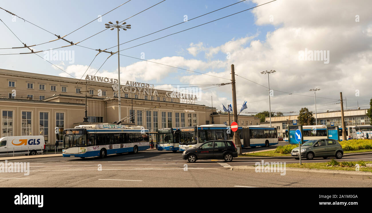 Gdynia, Polen - September 16, 2019: Blick auf der Straße vor dem Hauptbahnhof in Gdynia, Polen. Stockfoto