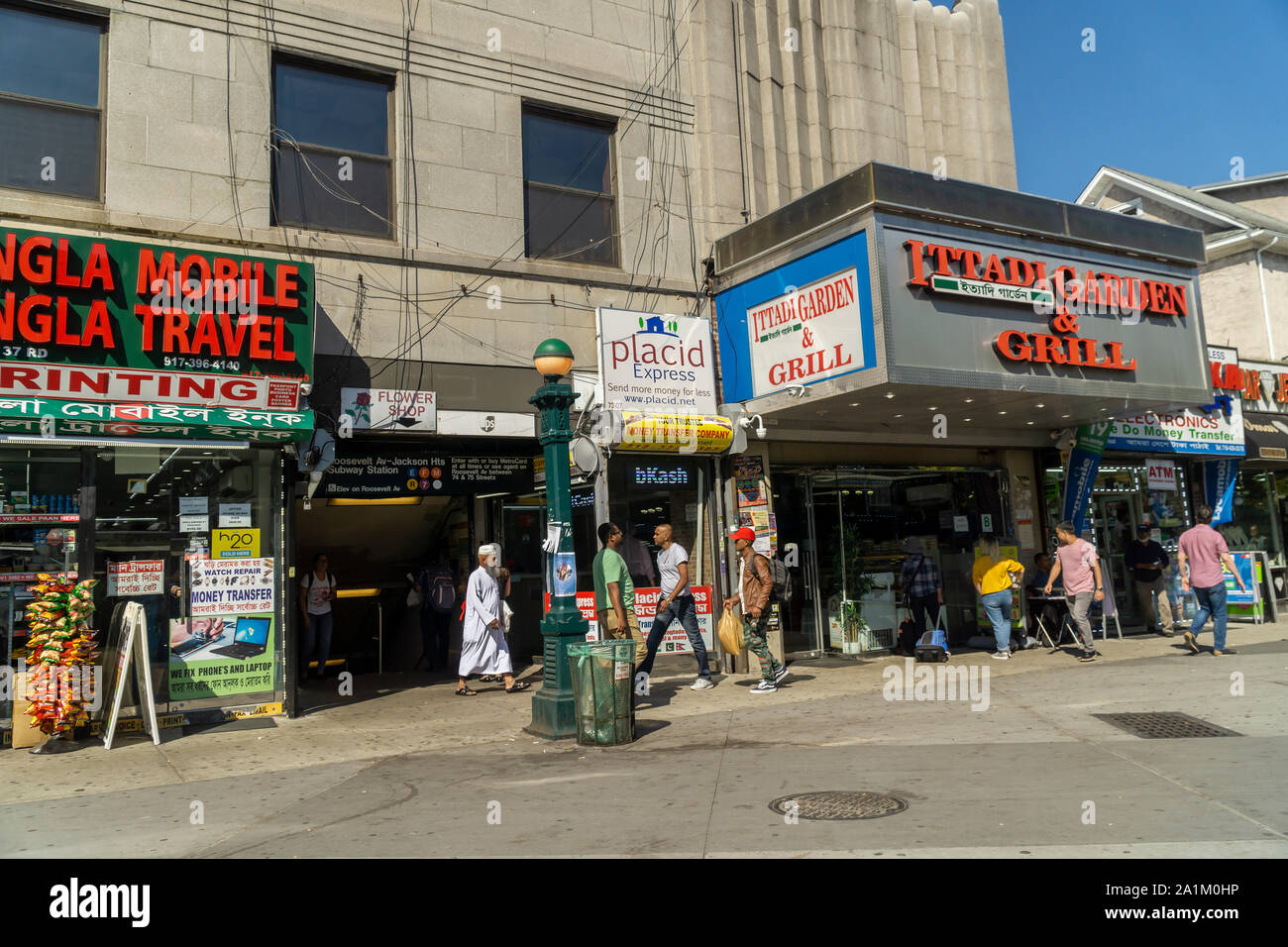 Vielfalt Plaza in der geschäftigen Jackson Höhen Nachbarschaft in Queens in New York am Samstag, 21. September 2019. Die Jackson Höhen Nachbarschaft ist ein Mosaik von ethnischen Gruppen, die Hispanics, Inder, Pakistanis, Tibeter, Südostasien sowie langjährigen Jüdischen und italienischen Bewohner schließen. (© Richard B. Levine) Stockfoto