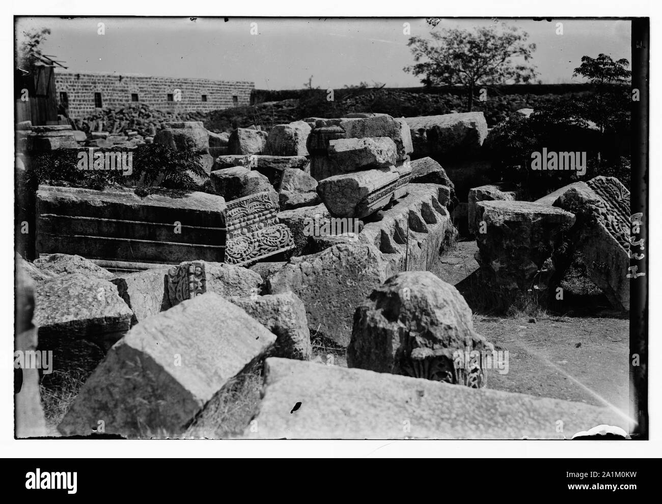 Nördliche Aussicht. Bemerkenswerte Überreste der Synagoge von Kafarnaum. Große Steinblöcke mit Schnitten für Träger des Dachs Stockfoto