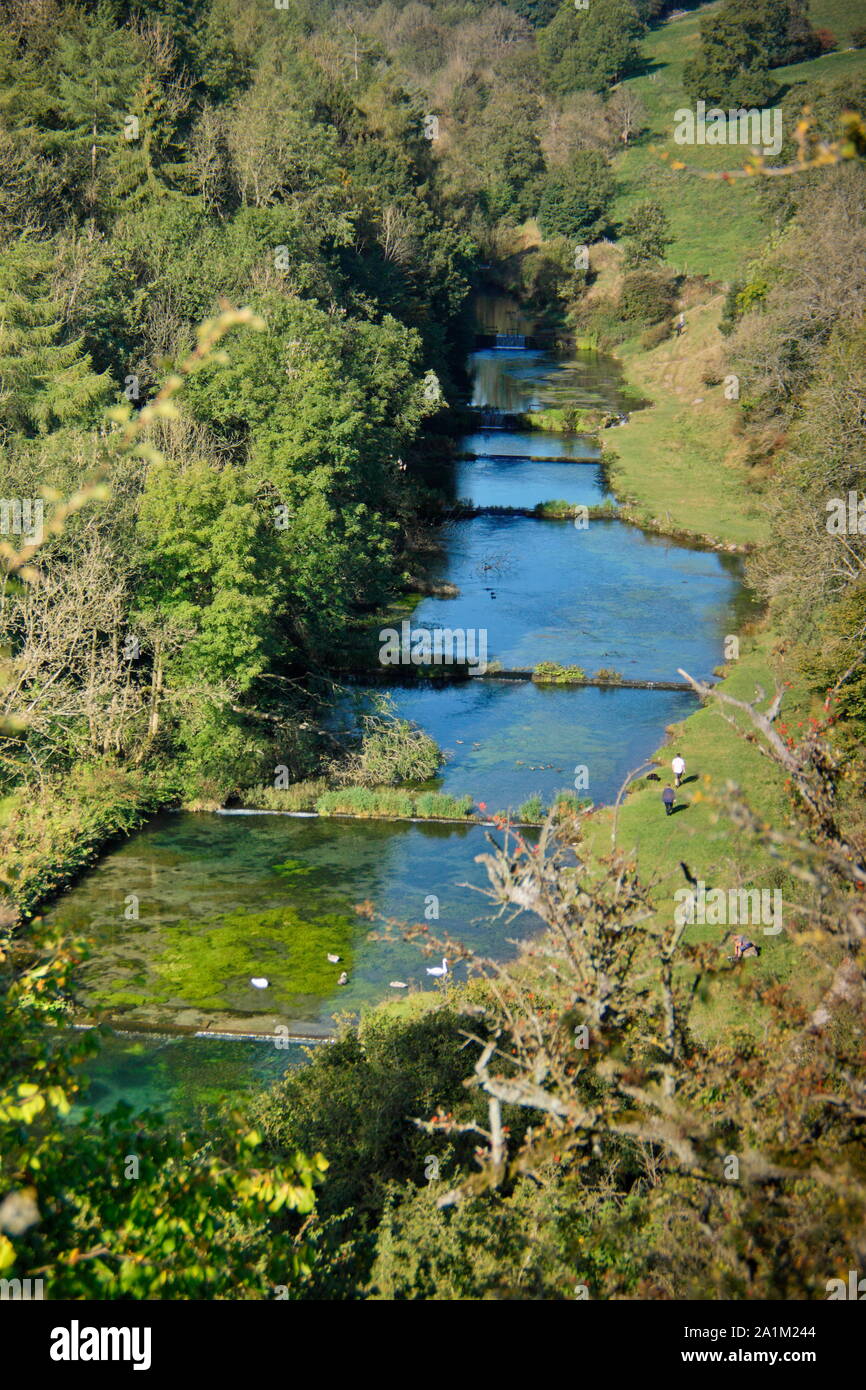 Fluss Lalthkill. Kristallklares Wasser und Wehre auf dem Fluss Lathkill in Lathkill Dale nahe über Haddon Dorf, Nationalpark Peak District, Derbyshire, Großbritannien Stockfoto