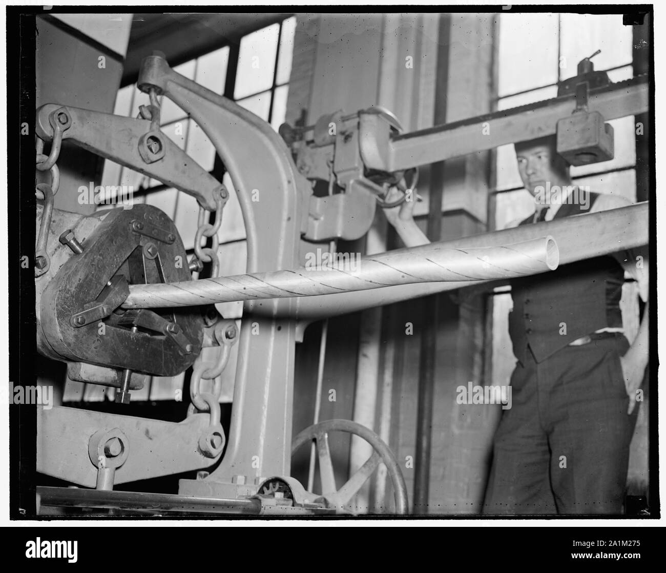 Nicht Peppermint Candy aber ein Flugzeug Stütze. Washington, D.C., Mai 3. Dieses Stück Aluminium Legierung, die im Flugzeugbau verwendet wird, ist nach dem vorgeschriebenen Drehmoment Maschine dargestellt. Die Stücke werden im Schraubstock gesperrt und verdreht, bis sie brechen. Dieses Stück, wenn die Linien auf der Leitung begannen, wurden parallel und lief die Länge der Leitung. Nach, der aus der Maschine die Linien sind wie ein Korkenzieher, vor dem breakig Punkt erreicht ist. A.E. McPhereson ist das Anwenden der Druck, 5/3/1937 Stockfoto