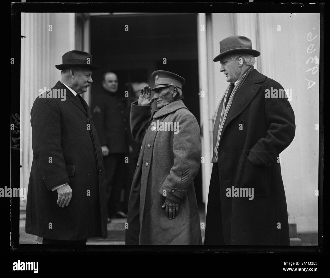 Beachten Indian scout visits White House. I-See-O, Veteran Indian Scout, der hat 50 Jahre in der US Army gedient wird angezeigt, Salutierte der Sekretär des Krieges, J [...] Wochen im Weißen Haus, wo er rief seine repec [...] President Coolidge mit anderen Mitgliedern der Kiowa Stamm. I-See-O, 79 Jahre alt und wurde in den Ruhestand bei voller Bezahlung durch einen besonderen Akt [...] Kongress. In der Gruppe, von Links nach Rechts: Sekretärin des Krieges, W [...] I-See-O und Senator J.W. Howell, Oklahoma Stockfoto