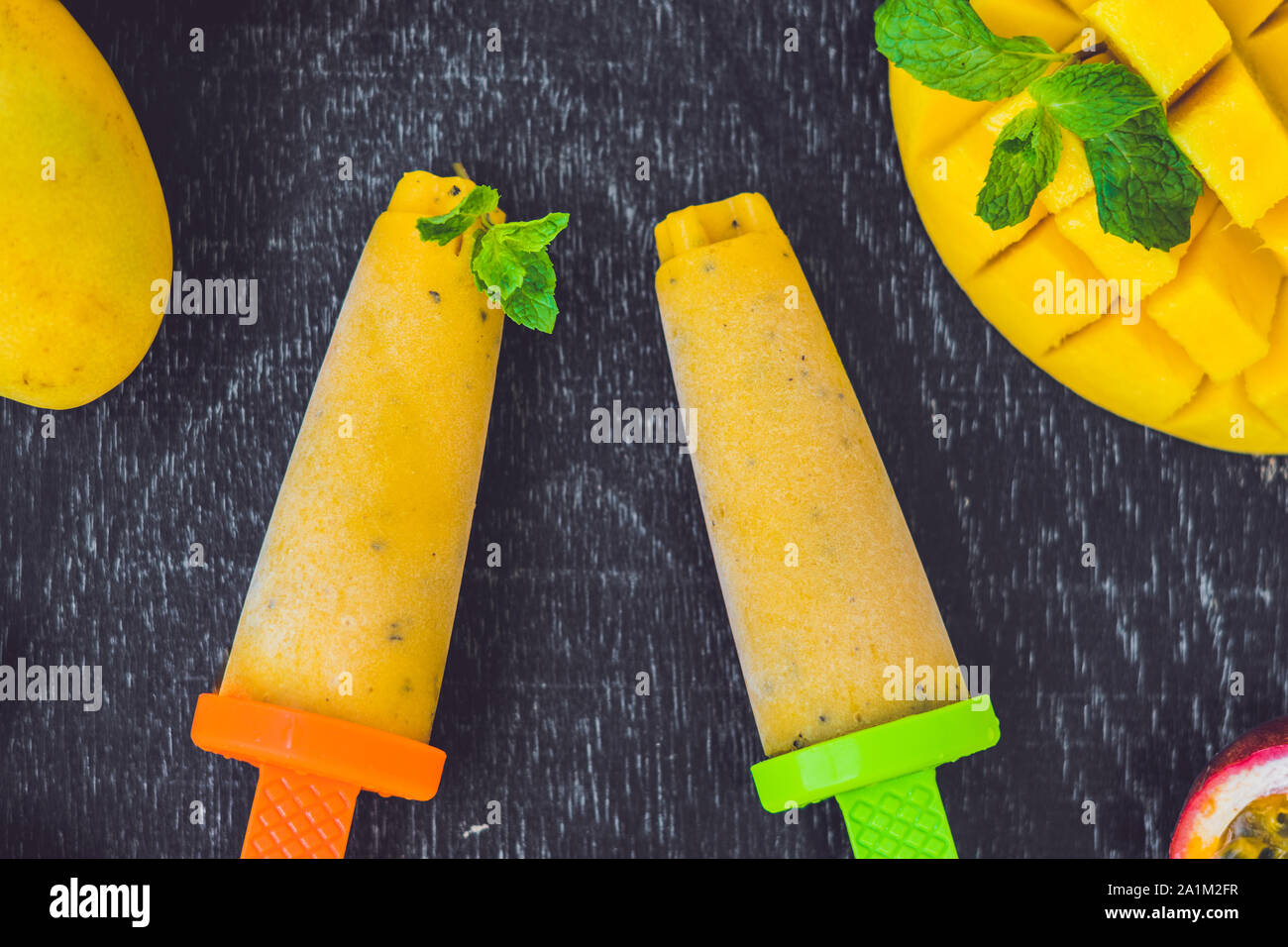 Hausgemachtes Eis aus Mango und Passionsfrucht. Popsicle Stockfoto