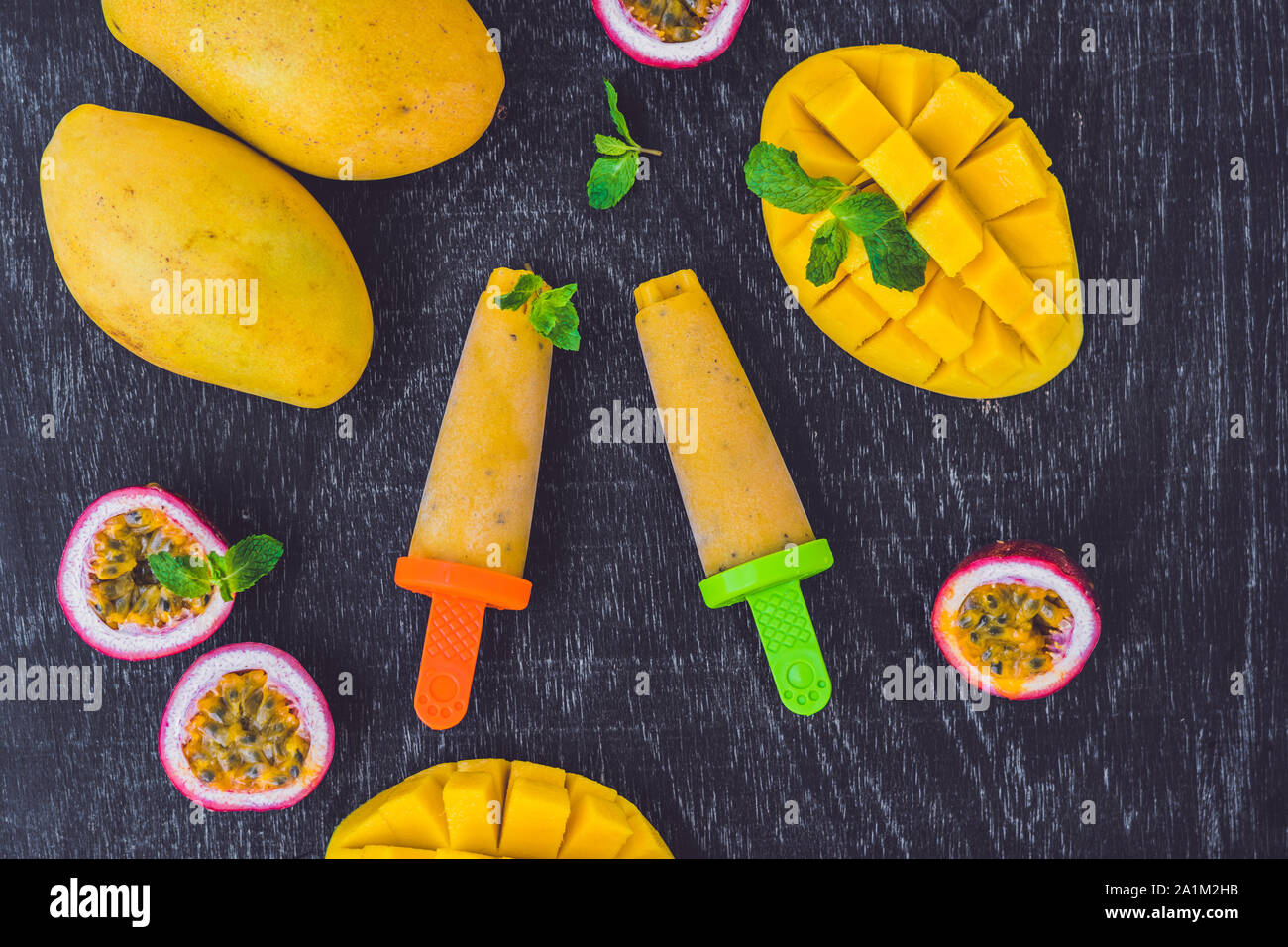 Hausgemachtes Eis aus Mango und Passionsfrucht. Popsicle Stockfoto