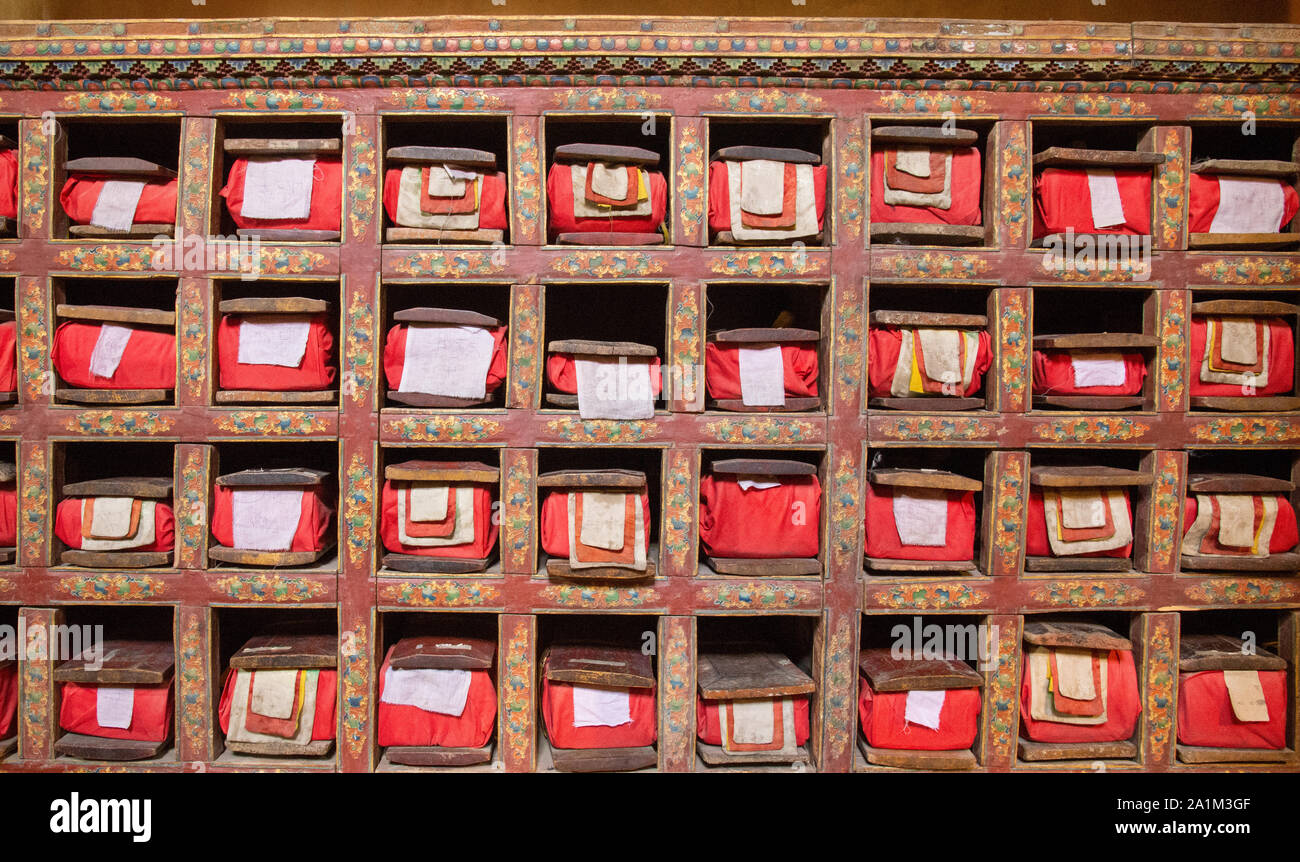 Regale mit alten Gebet Bücher im Palast von Leh in Ladakh, Indien Stockfoto