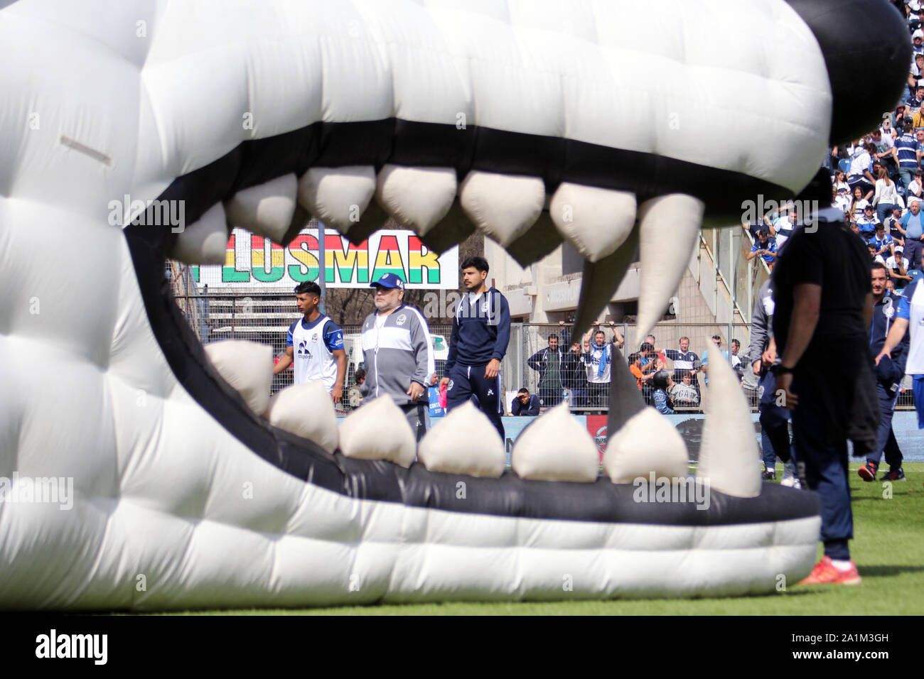 Buenos Aires, Argentinien - 15. September 2019, den Gruß des Diego Armando Maradona in seinem Debüt als Trainer von Gimnasia y Esgrima de La Plata. Stockfoto