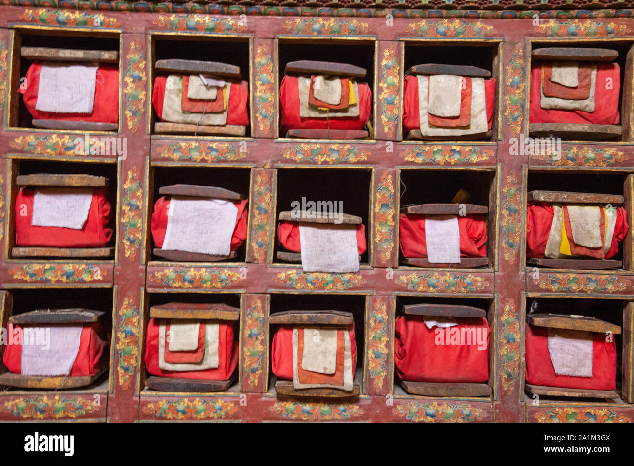 Regale mit alten Gebet Bücher im Palast von Leh in Ladakh, Indien Stockfoto