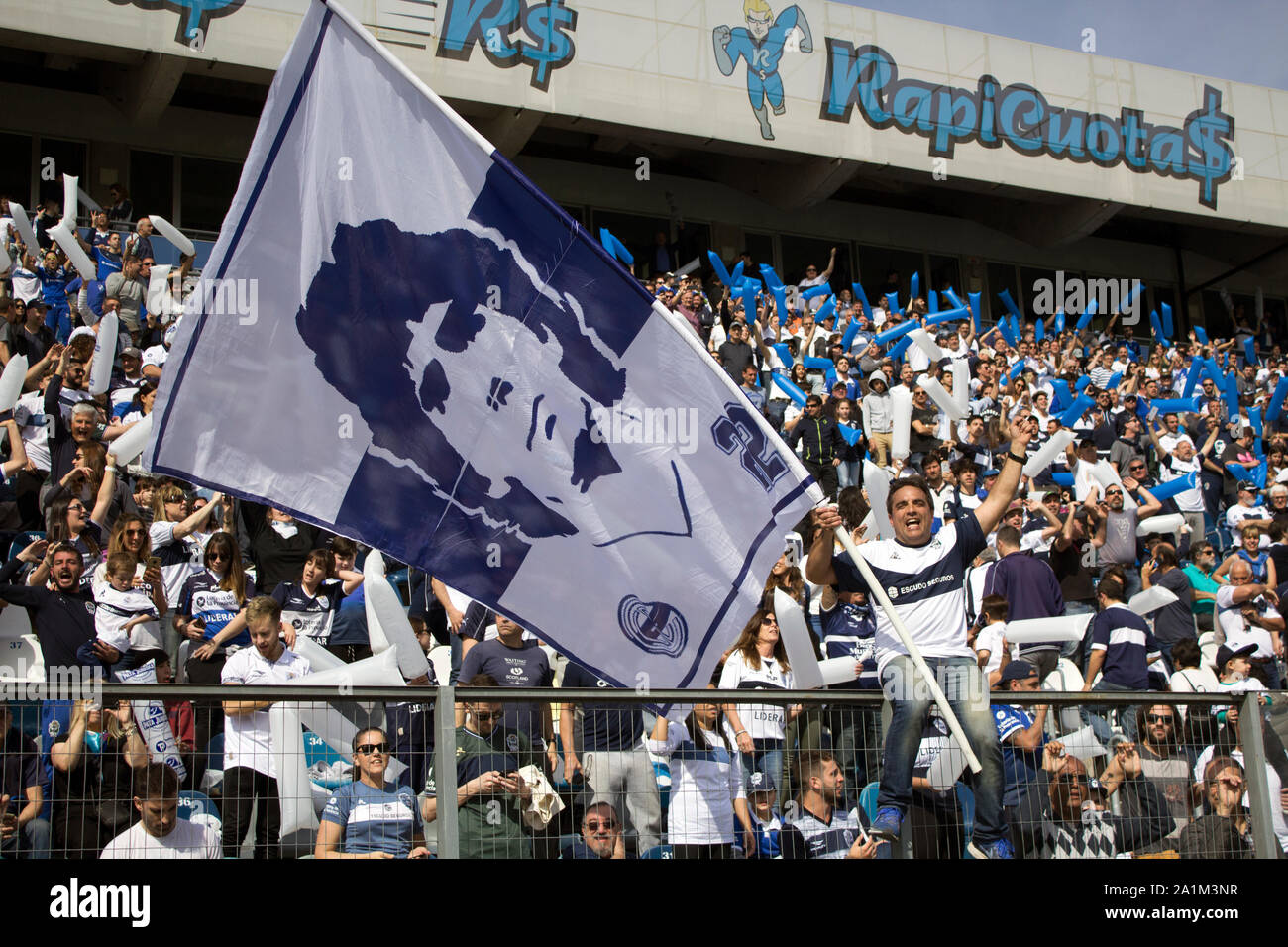 Buenos Aires, Argentinien - 15. September 2019, den Gruß des Diego Armando Maradona in seinem Debüt als Trainer von Gimnasia y Esgrima de La Plata. Stockfoto