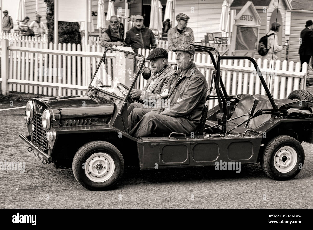 Mini Moke, Front-drive Utility und Freizeit cabrio Fahrzeug, in der Holding paddock vor dem 60. Jahr Parade. 2019 Goodwood Revival Meeting Stockfoto