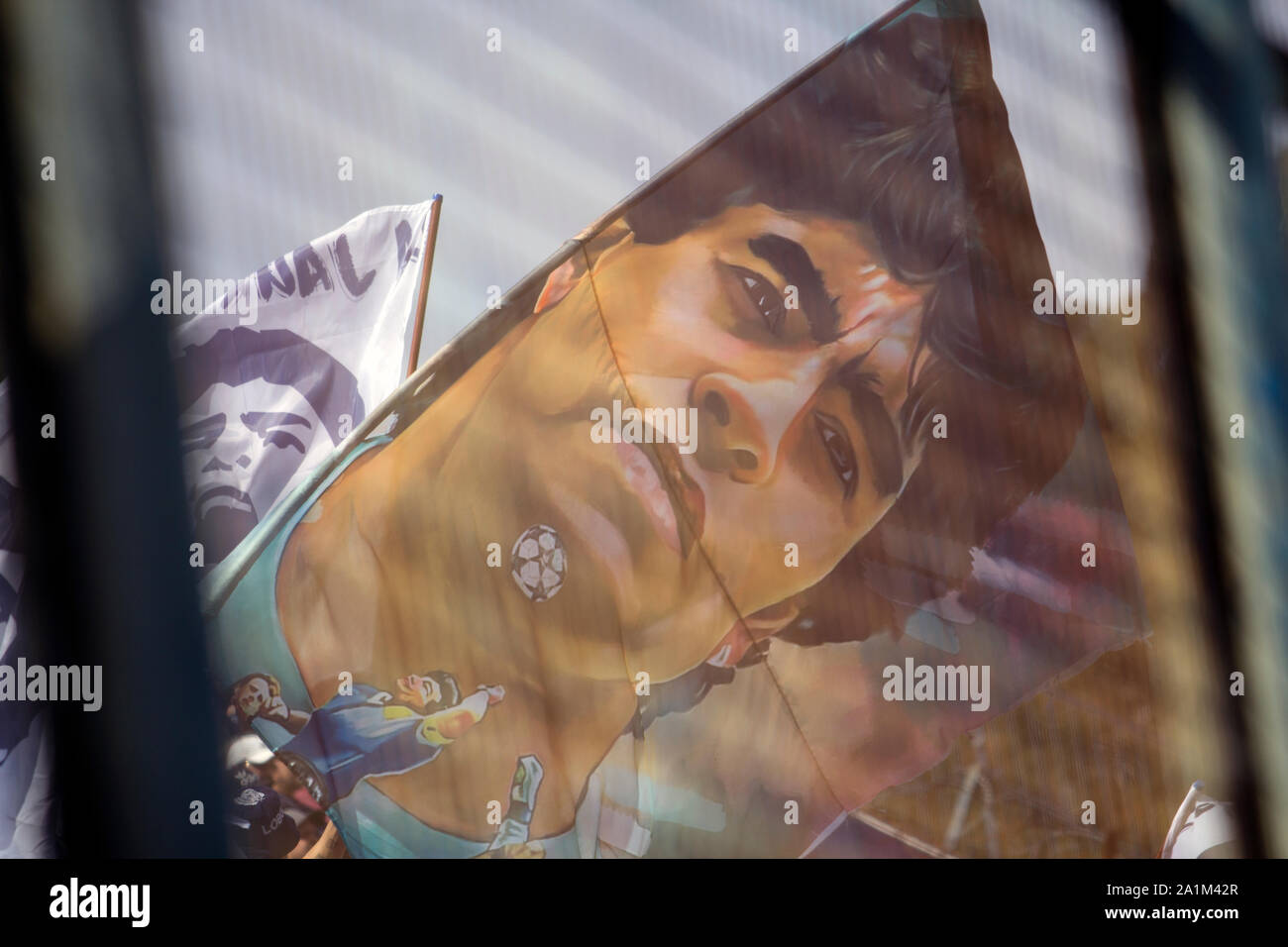 Buenos Aires, Argentinien - 15. September 2019, den Gruß des Diego Armando Maradona in seinem Debüt als Trainer von Gimnasia y Esgrima de La Plata. Stockfoto